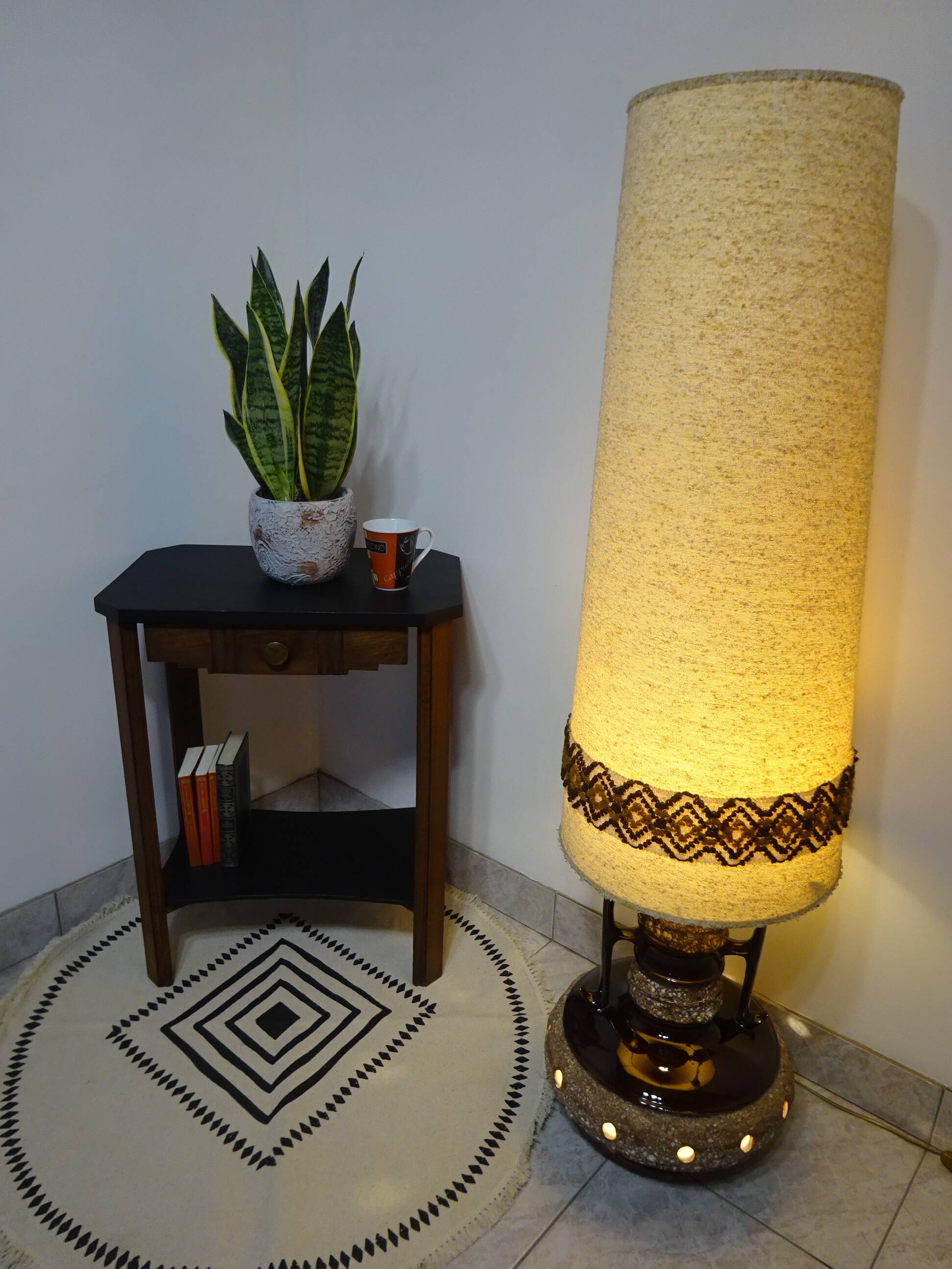 Large floor lamp, ceramic base, fat lava style