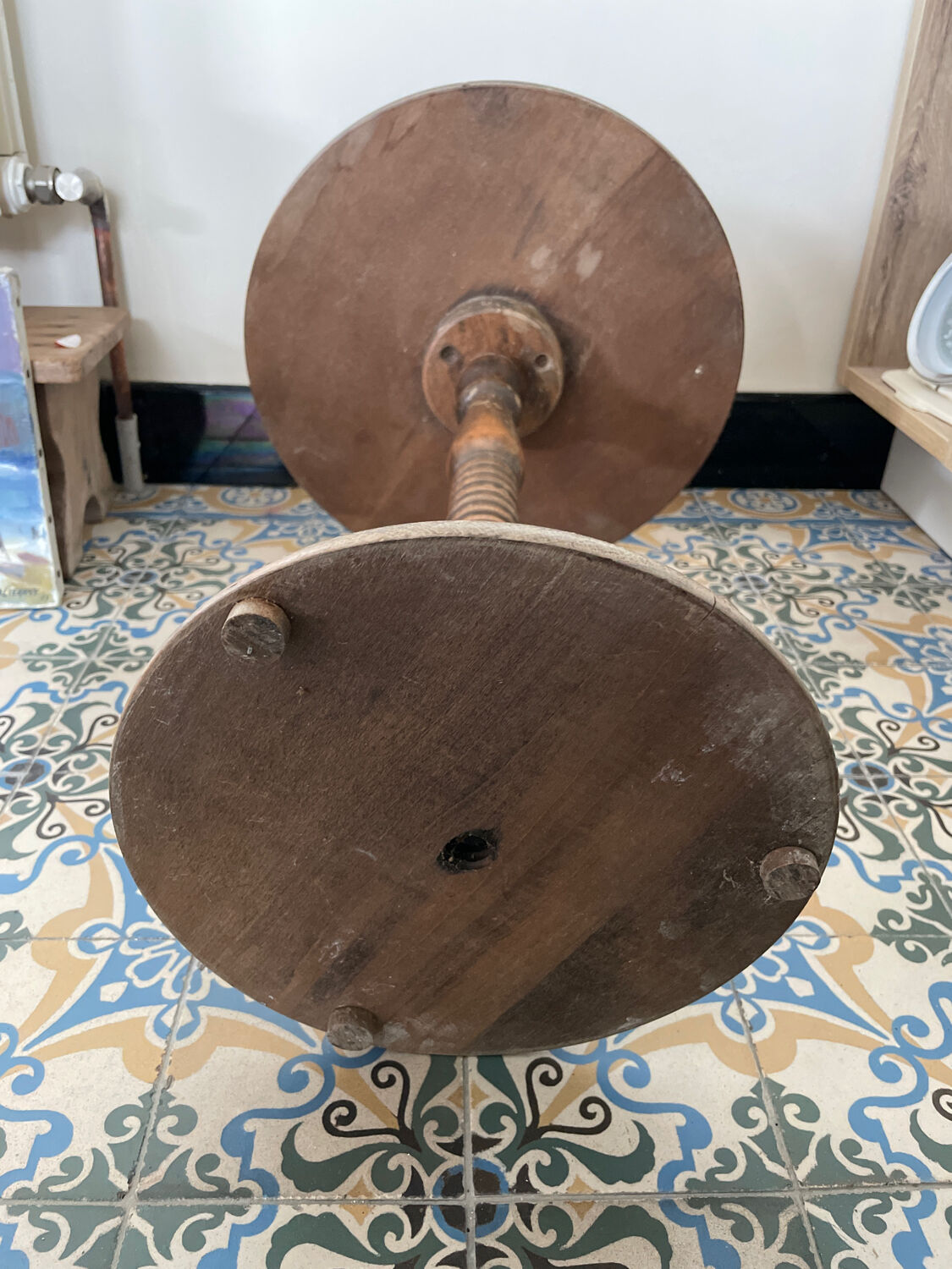 Circular pedestal table