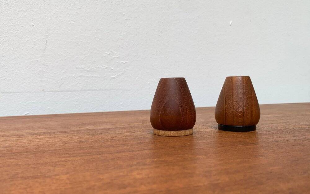 Set of 2 teak salt and pepper shakers from mid-century, 1960s.