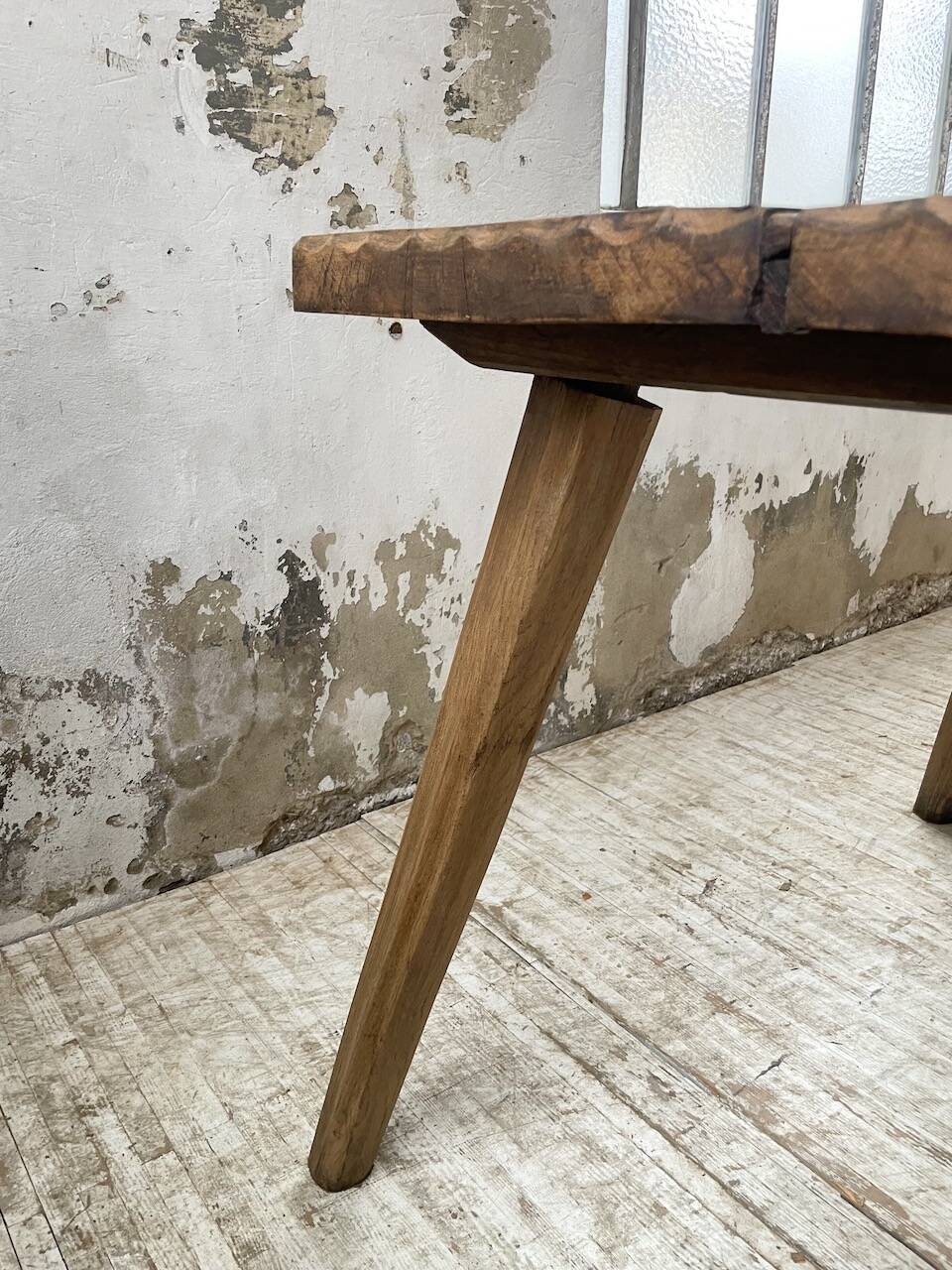 Table brutaliste savoyarde en chêne