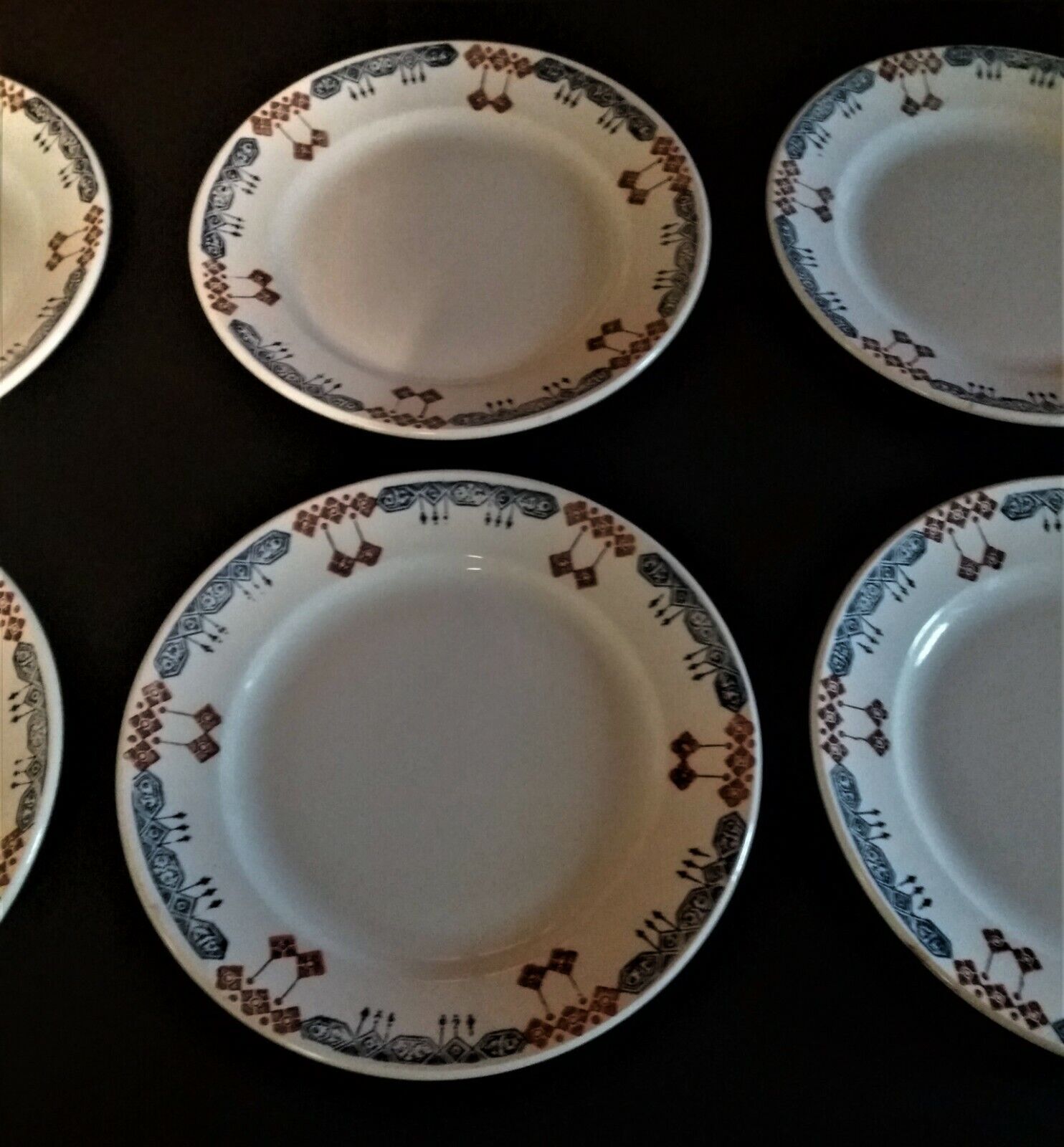 Série de six assiettes plates en faïence BV céramique Sud Est