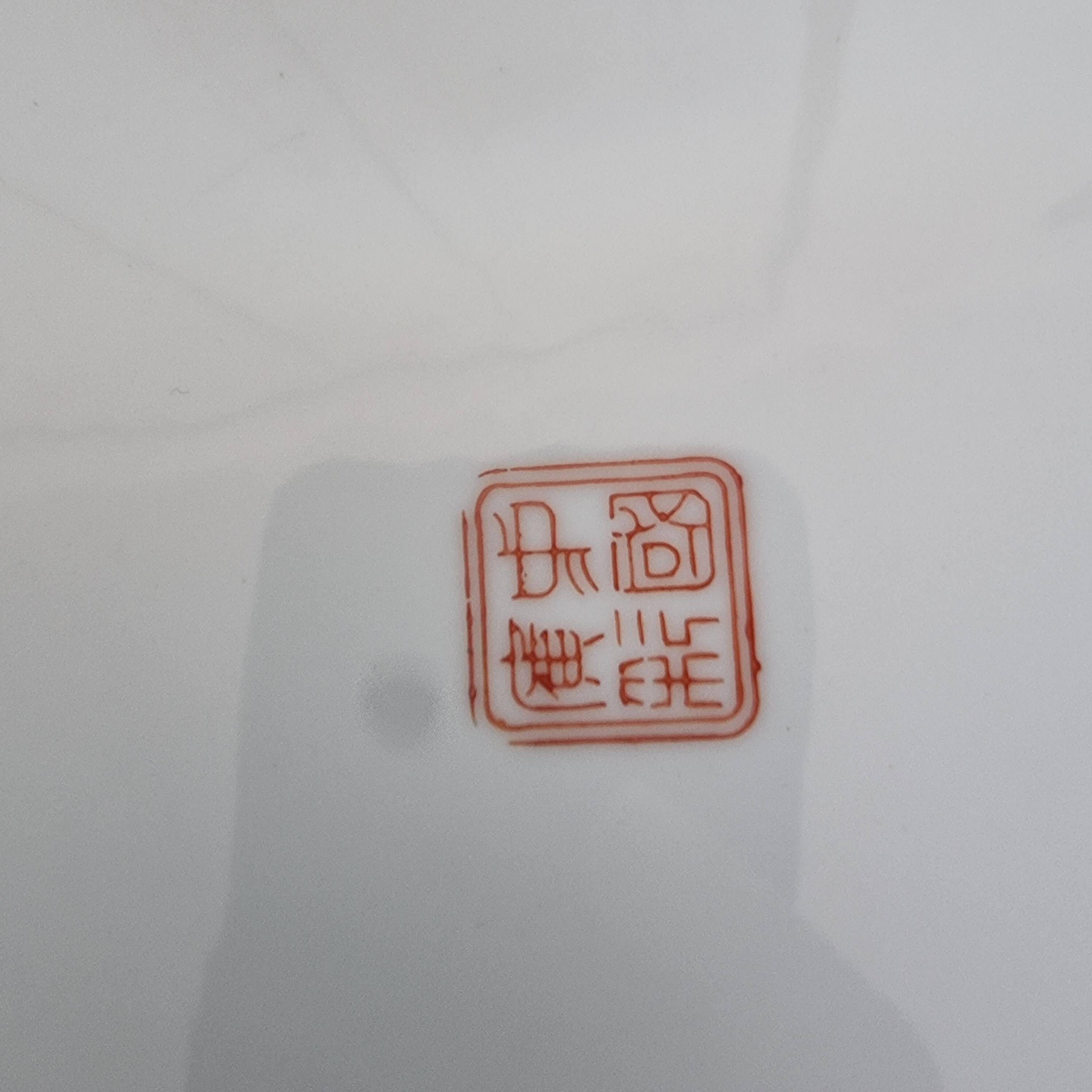 2 hand-painted Chinese plates from the early 20th century famille rose in perfect condition