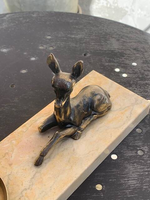 Table lamp, Biche, fawn in gilded brass on a beige marble base, art deco Velvet underside