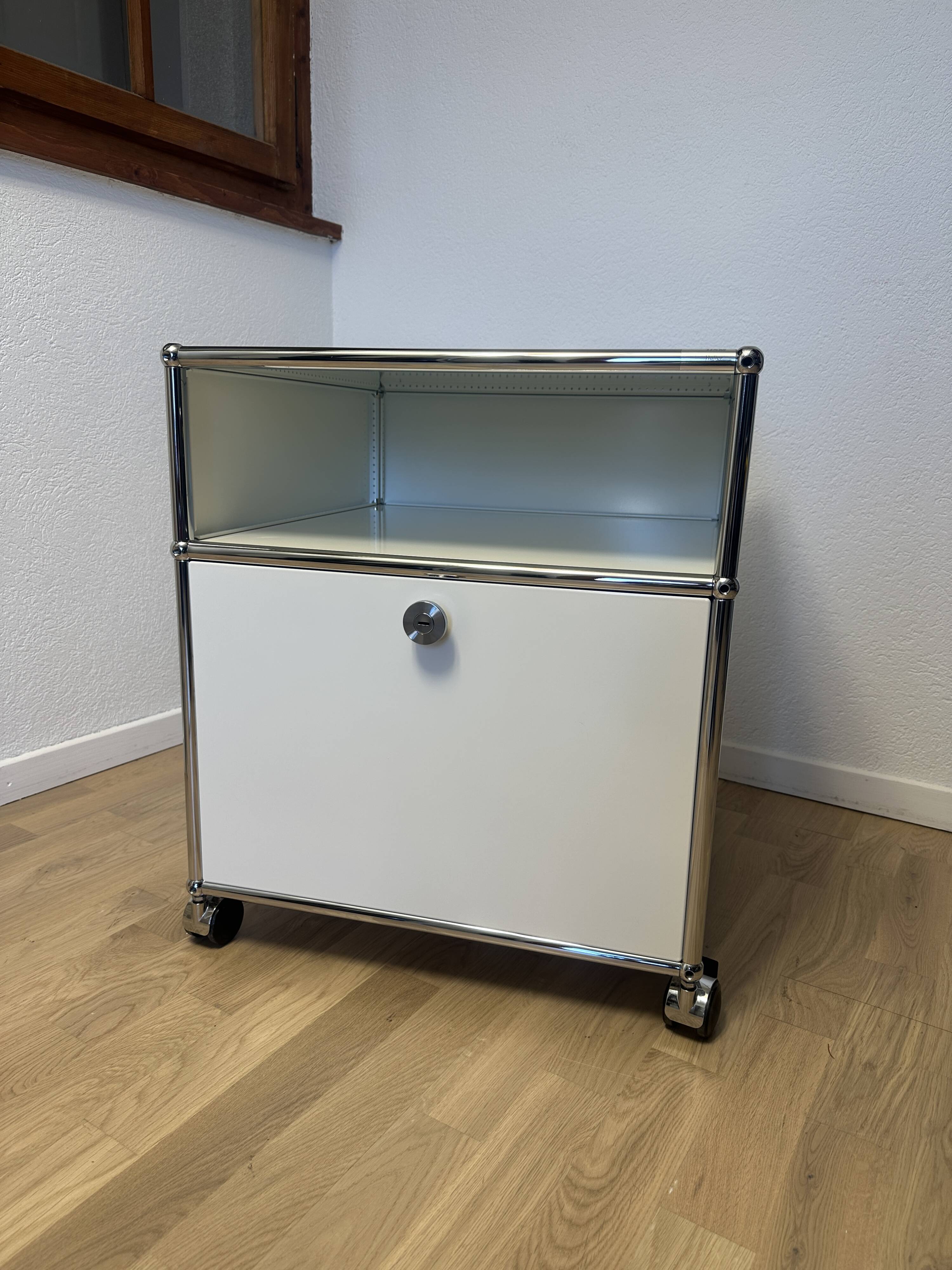 USM Haller low unit in Pure White