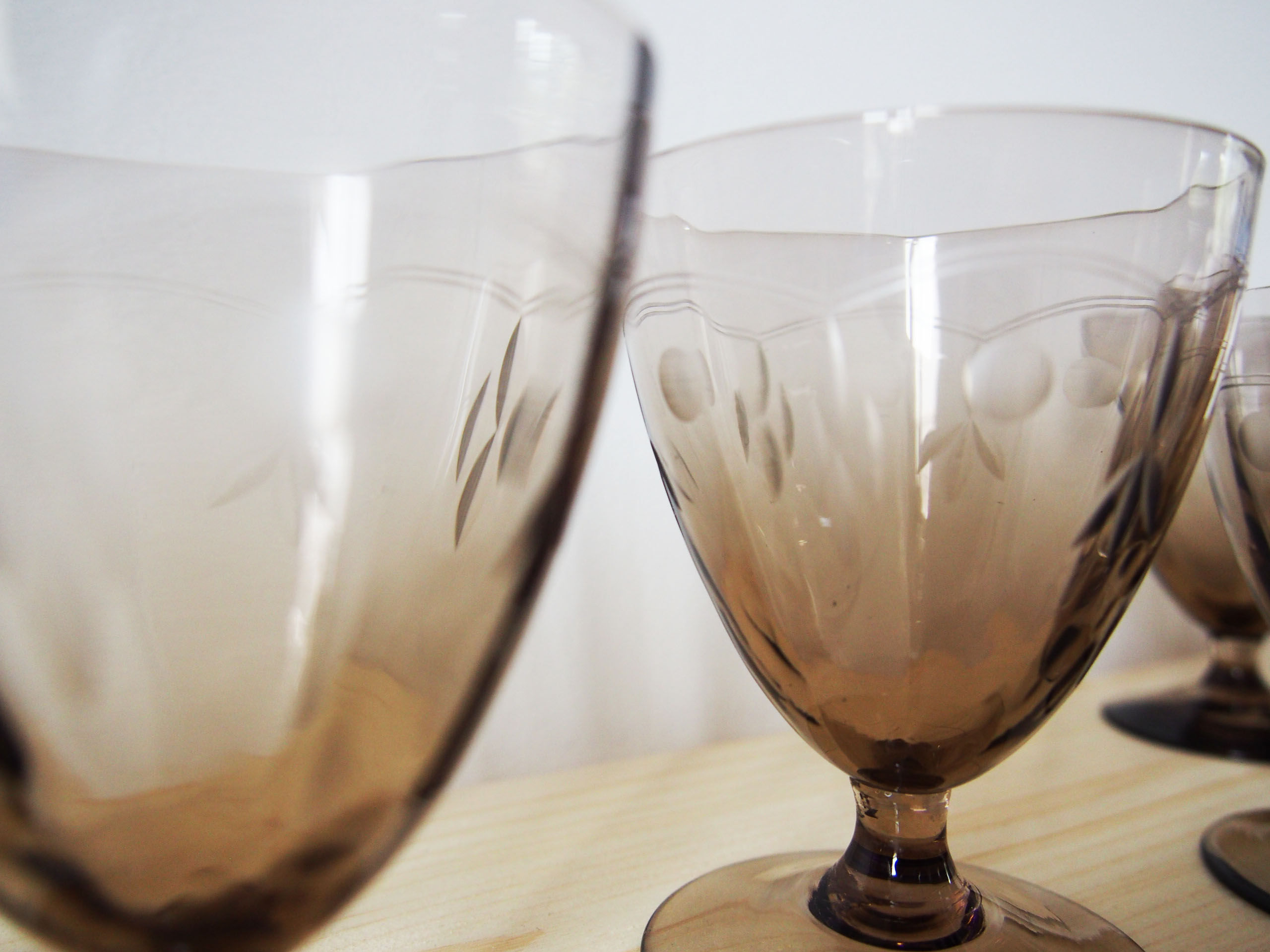 Set 8 engraved smoked glasses