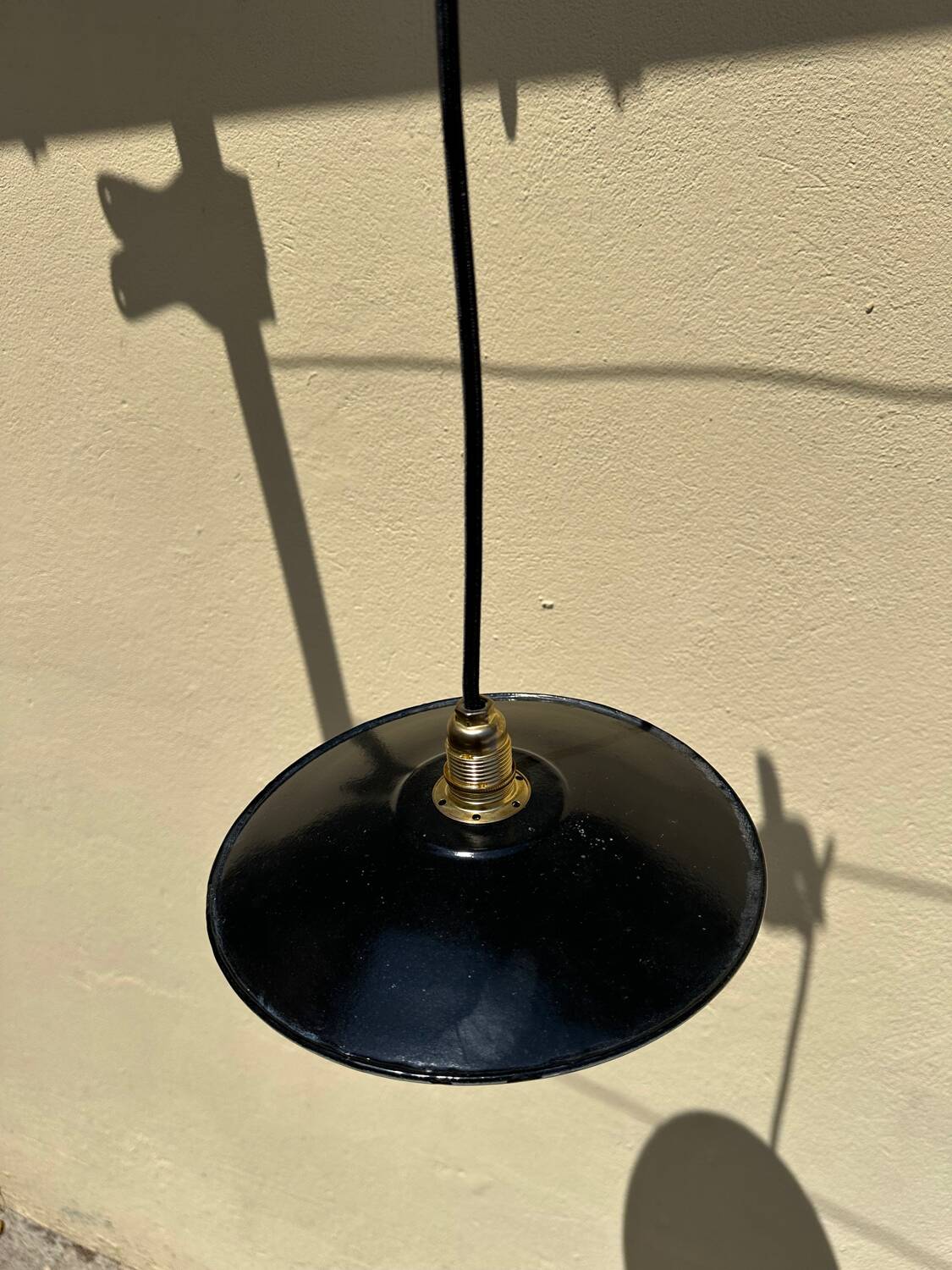 Suspension vintage en tôle émaillée verte et noire déco rétro fermé