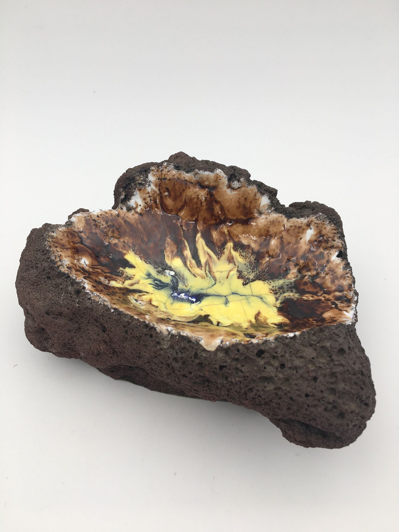 Vide-poche en pierre de lave émaillée, brun et jaune, vintage - années 1970