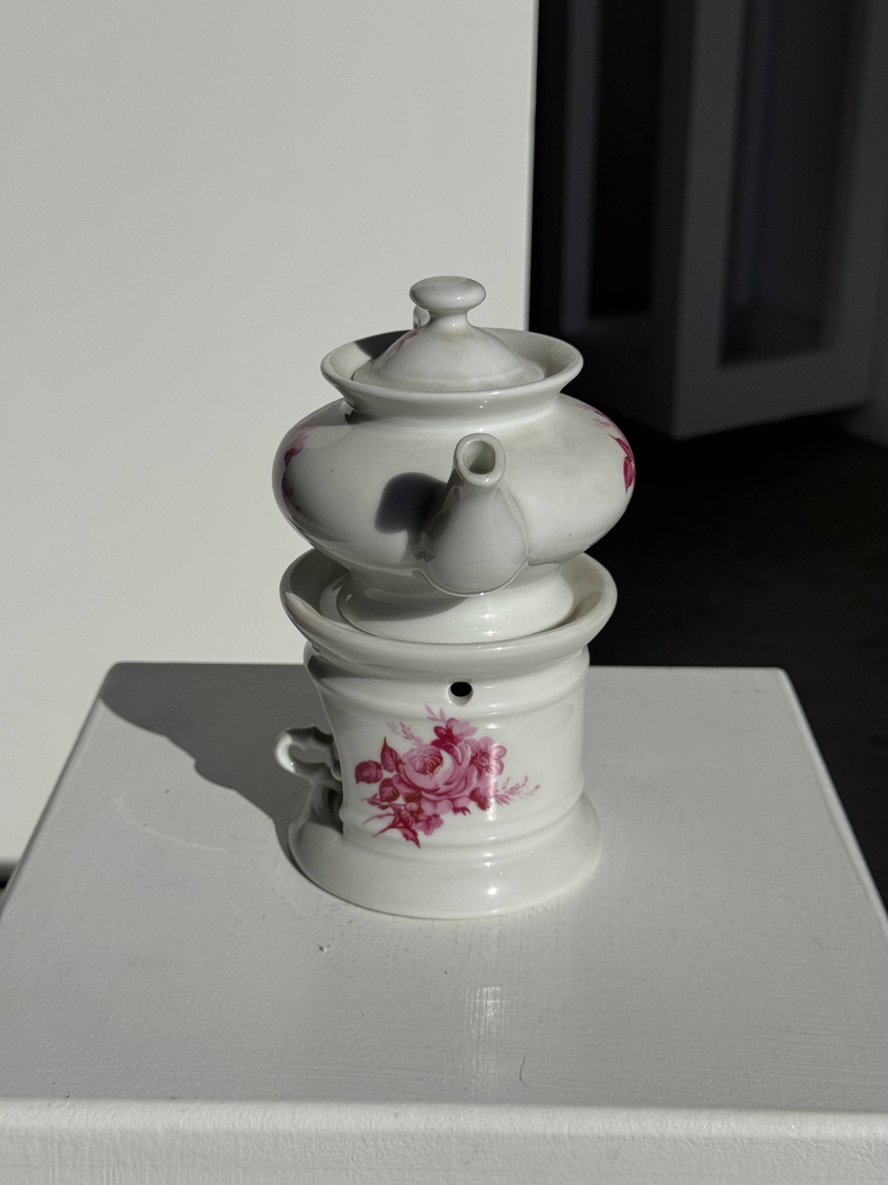 Complete porcelain teapot and warmer with pink floral decoration H18