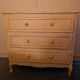 Louis XV / Provençal style chest of drawers – 3 drawers – Light patina (Ivory and Honey)