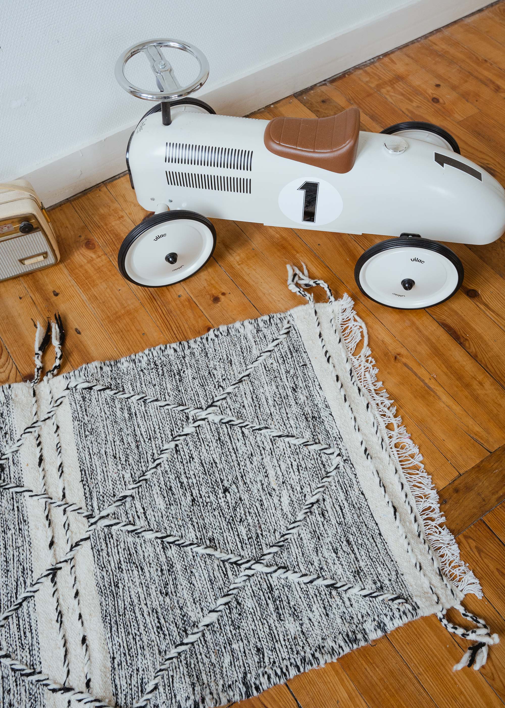 Berber carpet Zanafi - 100% black and white wool - 115 cm x 60 cm