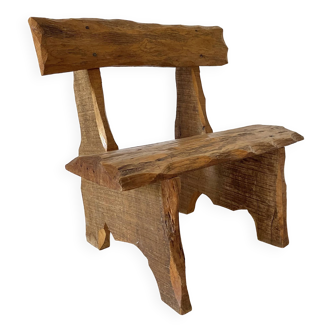 Chaise basse brutaliste en bois massif