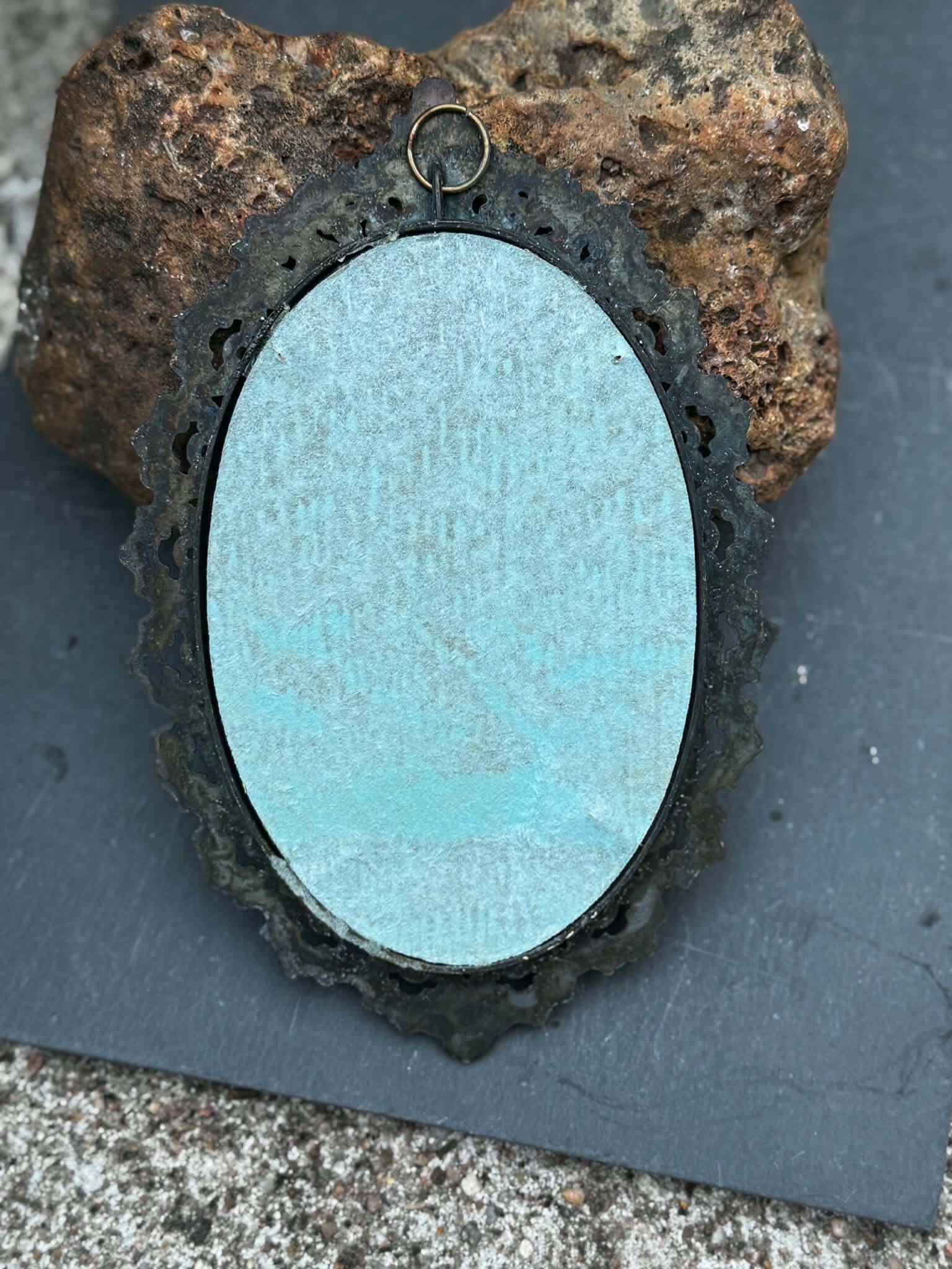 Cadre médaillon en laiton, XIXe siècle