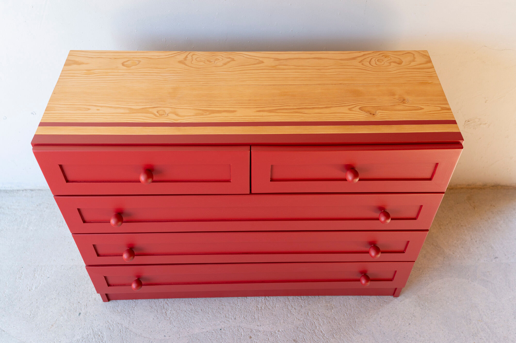 Commode pin massif rouge