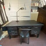 Authentic Straffor metal desk in very good condition