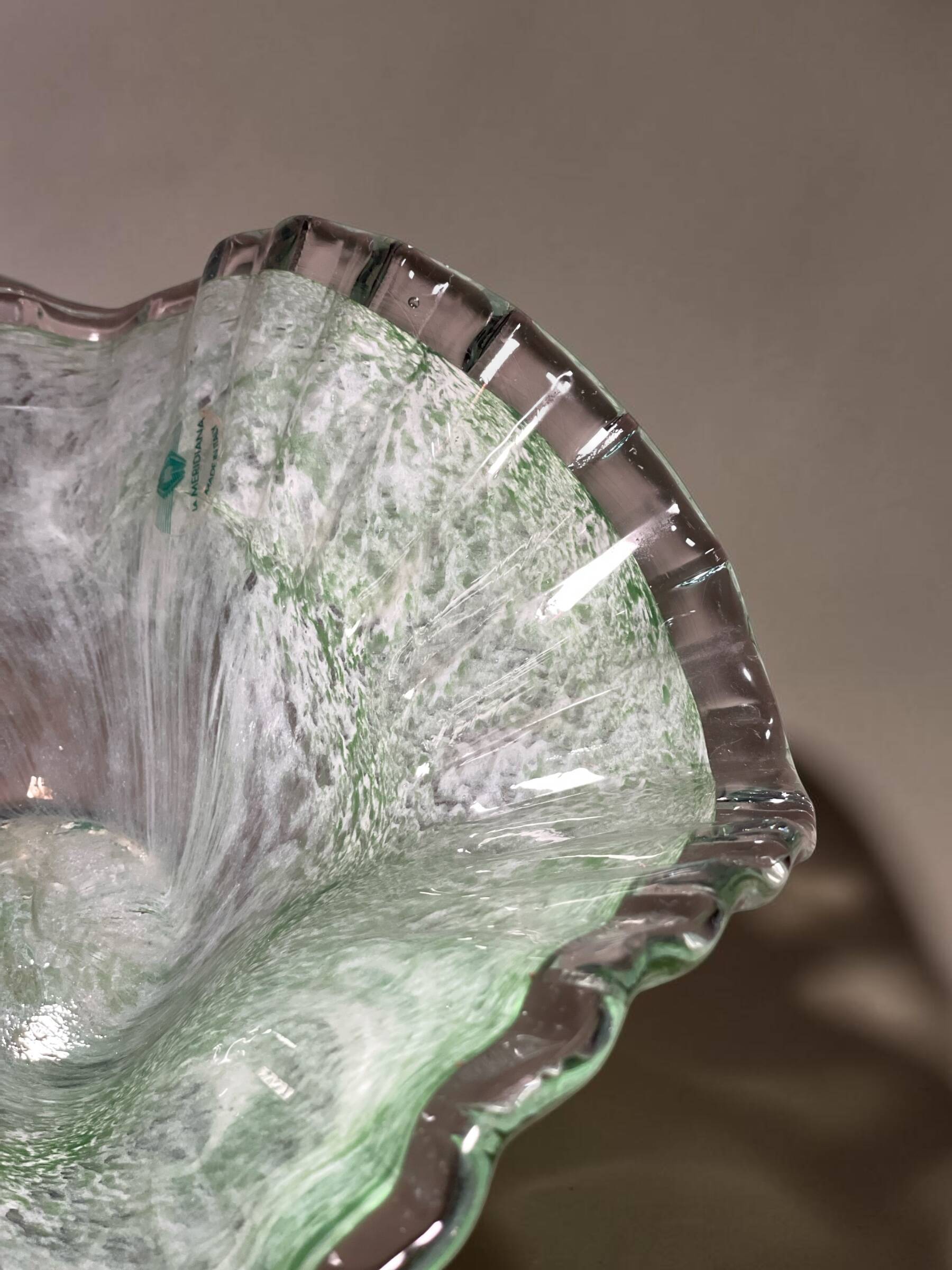 Centrepiece bowl LA MERIDIANA in blown glass on a silver pedestal.