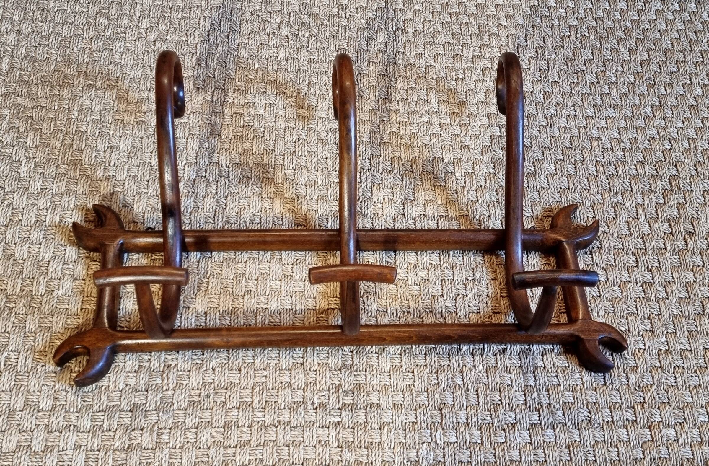 Porte-manteaux mural de bistrot à 3 patères sur cadre fin XIXe