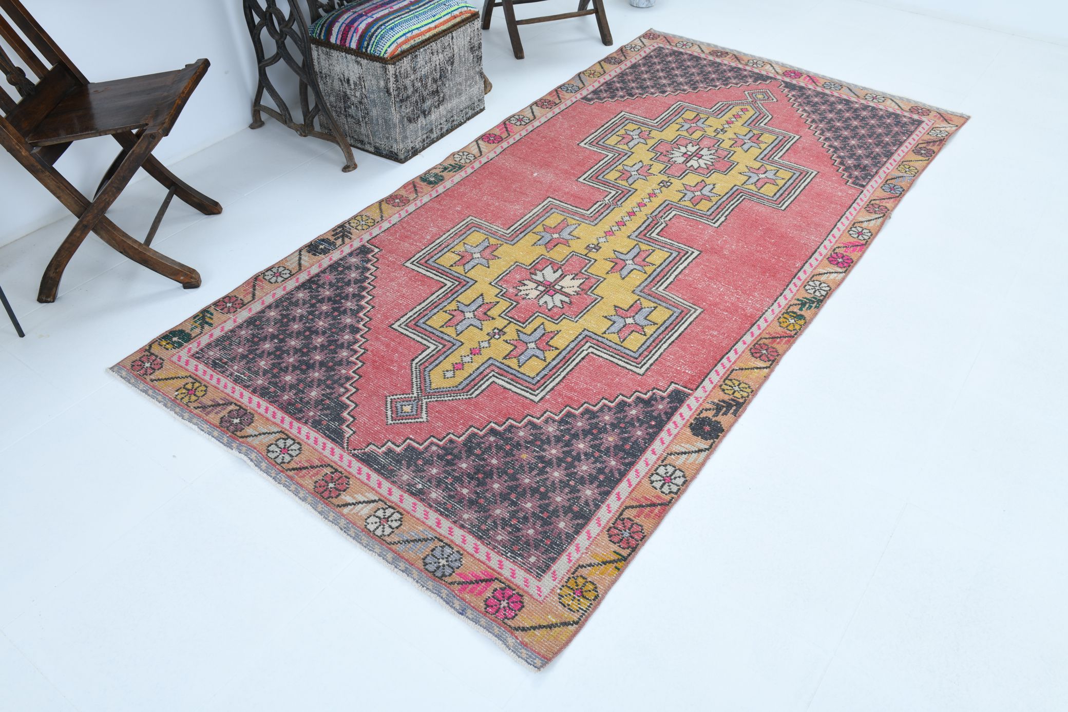 4x8 Pale Red Geometric Vintage Rug, 129x258Cm
