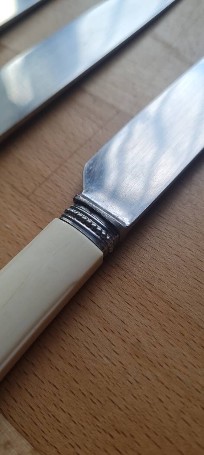 Set of 12 bakelite knives