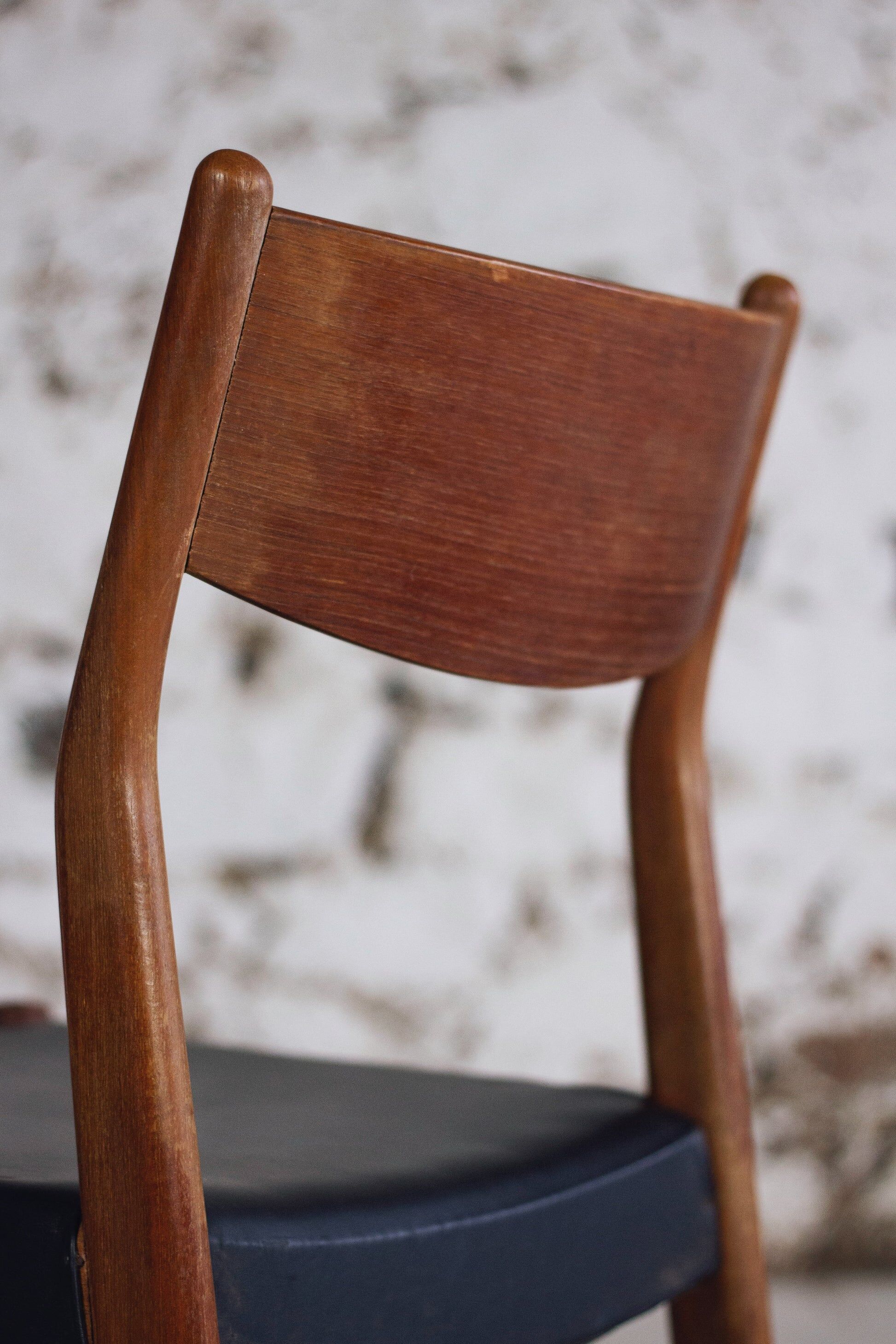 4 Scandinavian Fristho Franeker chairs in teak and faux leather, 1960.