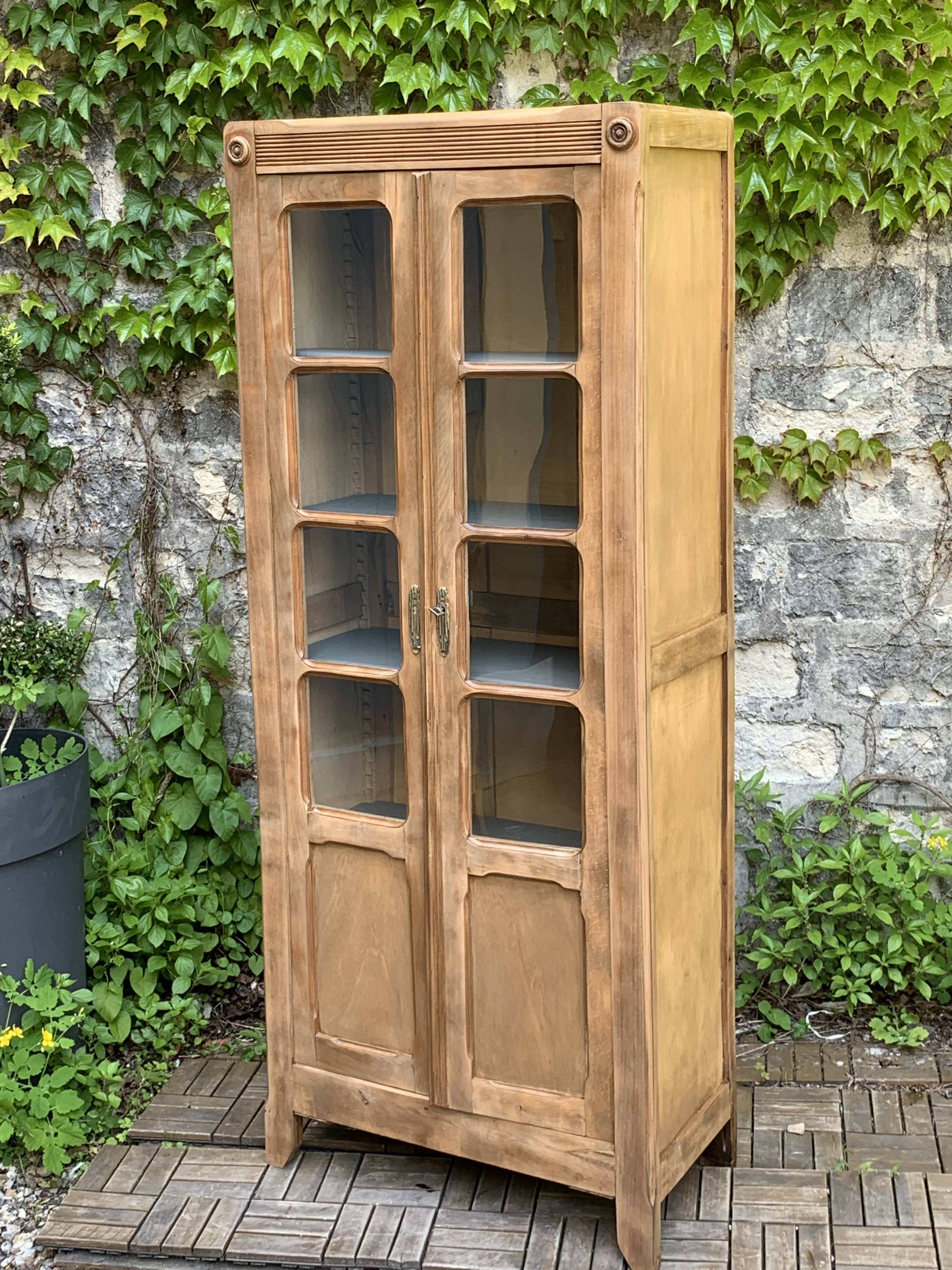 Armoire parisienne vitrée en bois brut, 1940