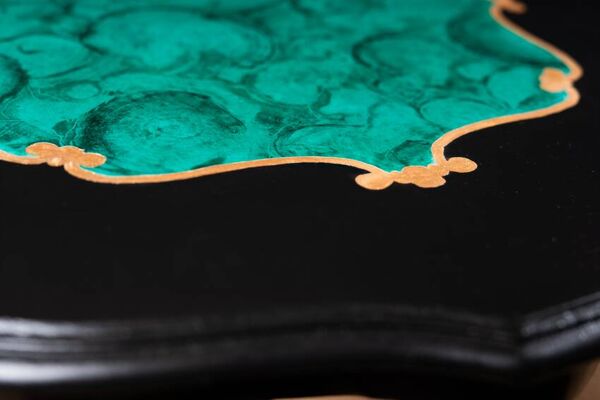 Guéridon en bois noir, décor peint malachite