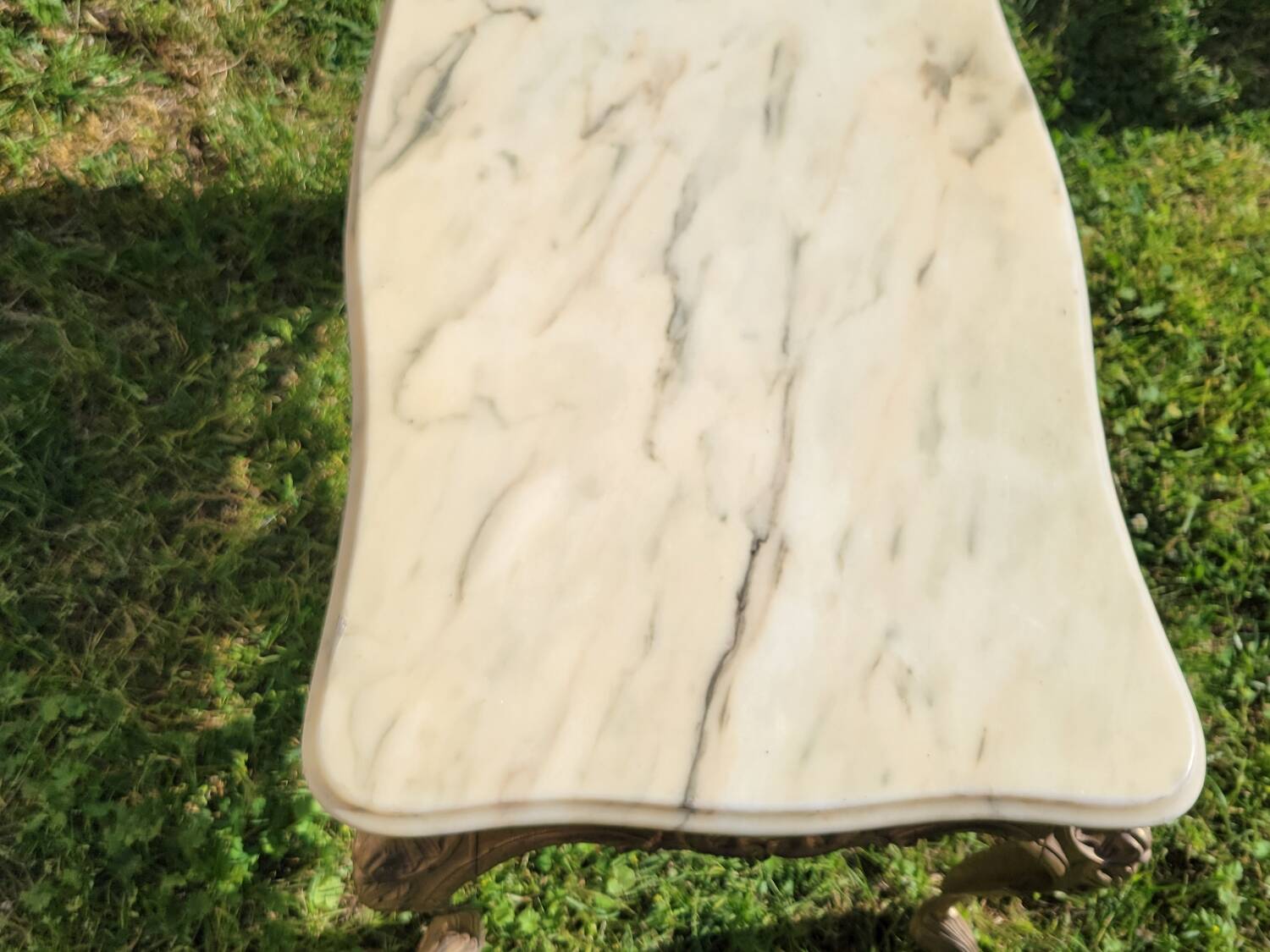 Louis XV coffee table in white Carrara marble with a gilded bronze base.