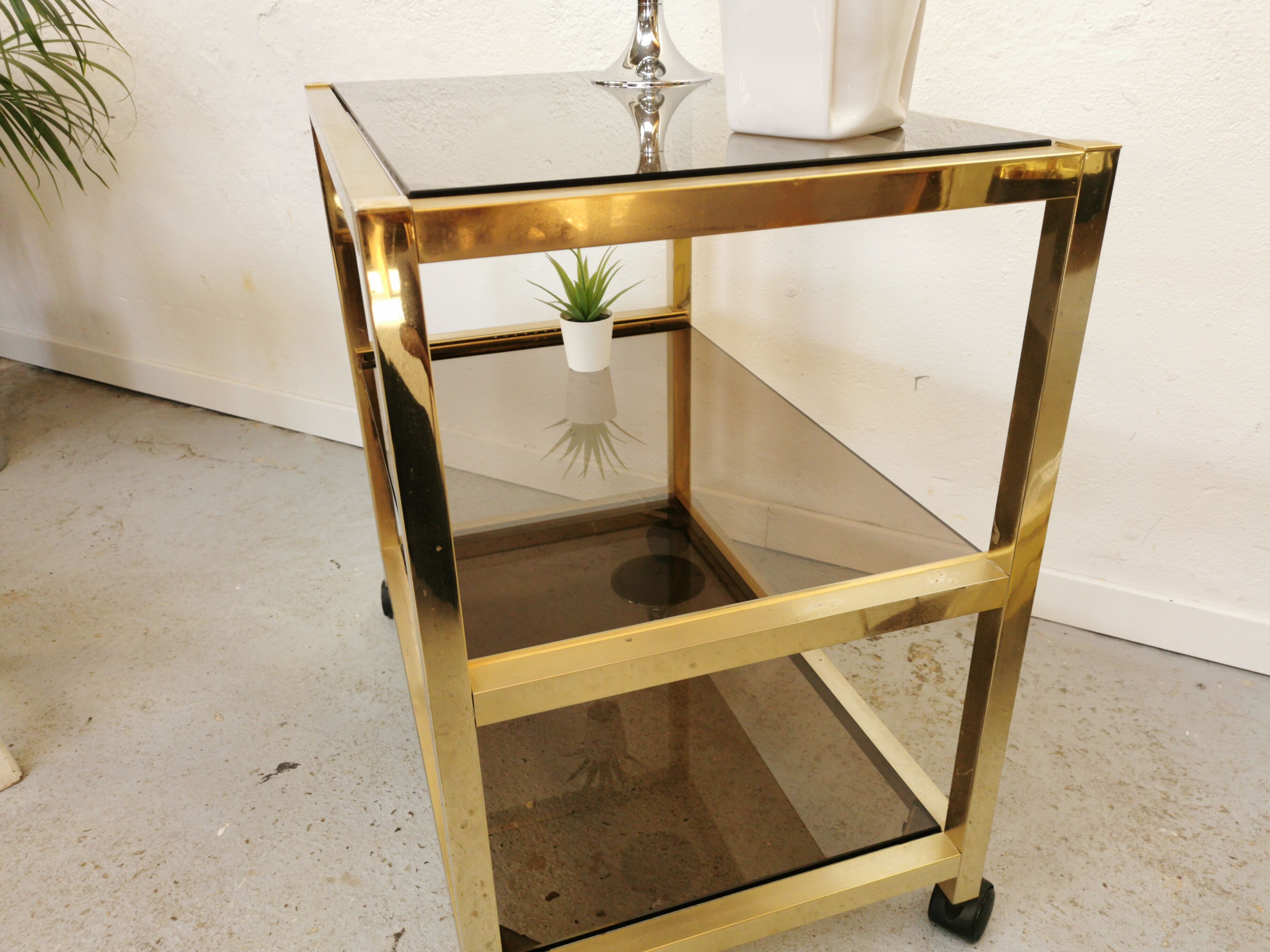 Serving table in brass and glass
