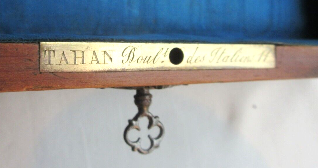 Box XIXth Napoleon III, jewel box or secrets, mahogany, padded blue silk, signed TAHAN