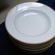 12 assiettes creuses porcelaine de Limoges filet or et monogramme