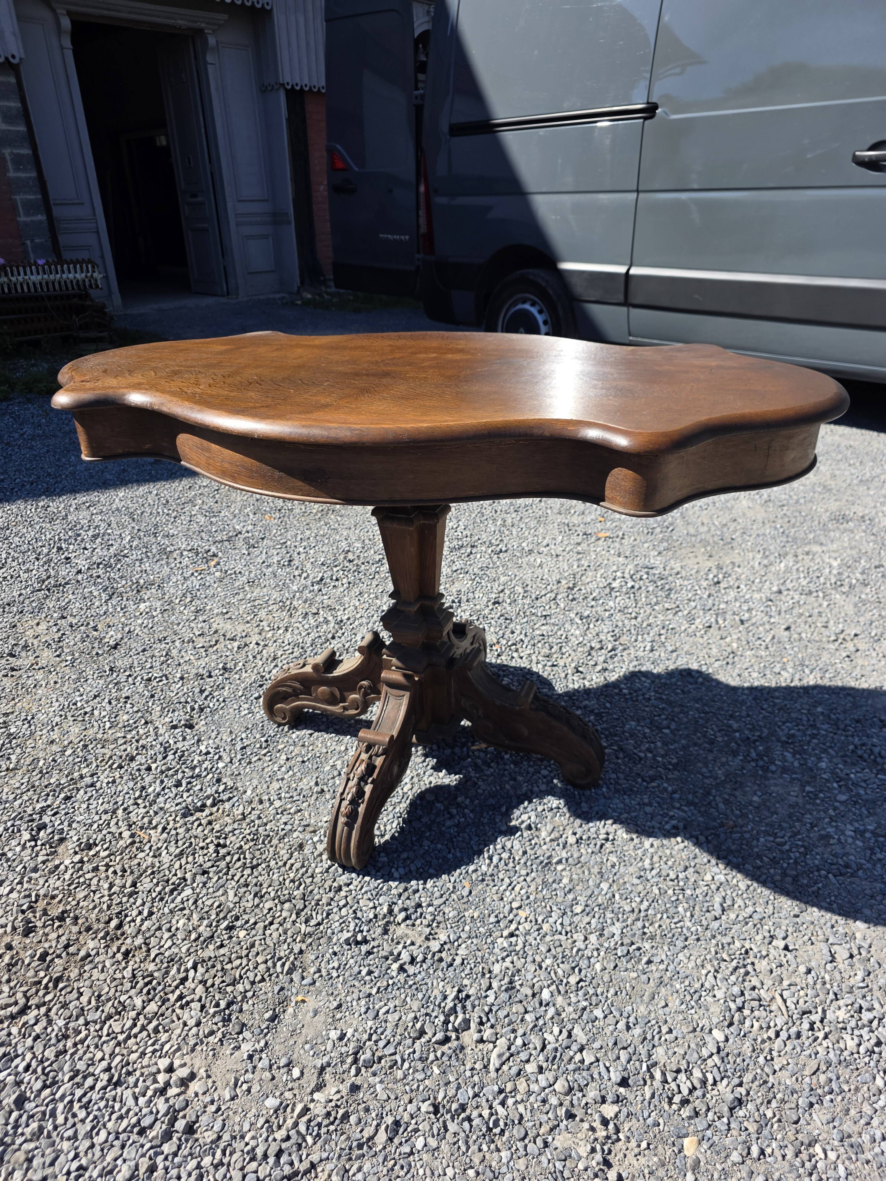 Antique round table in solid oak