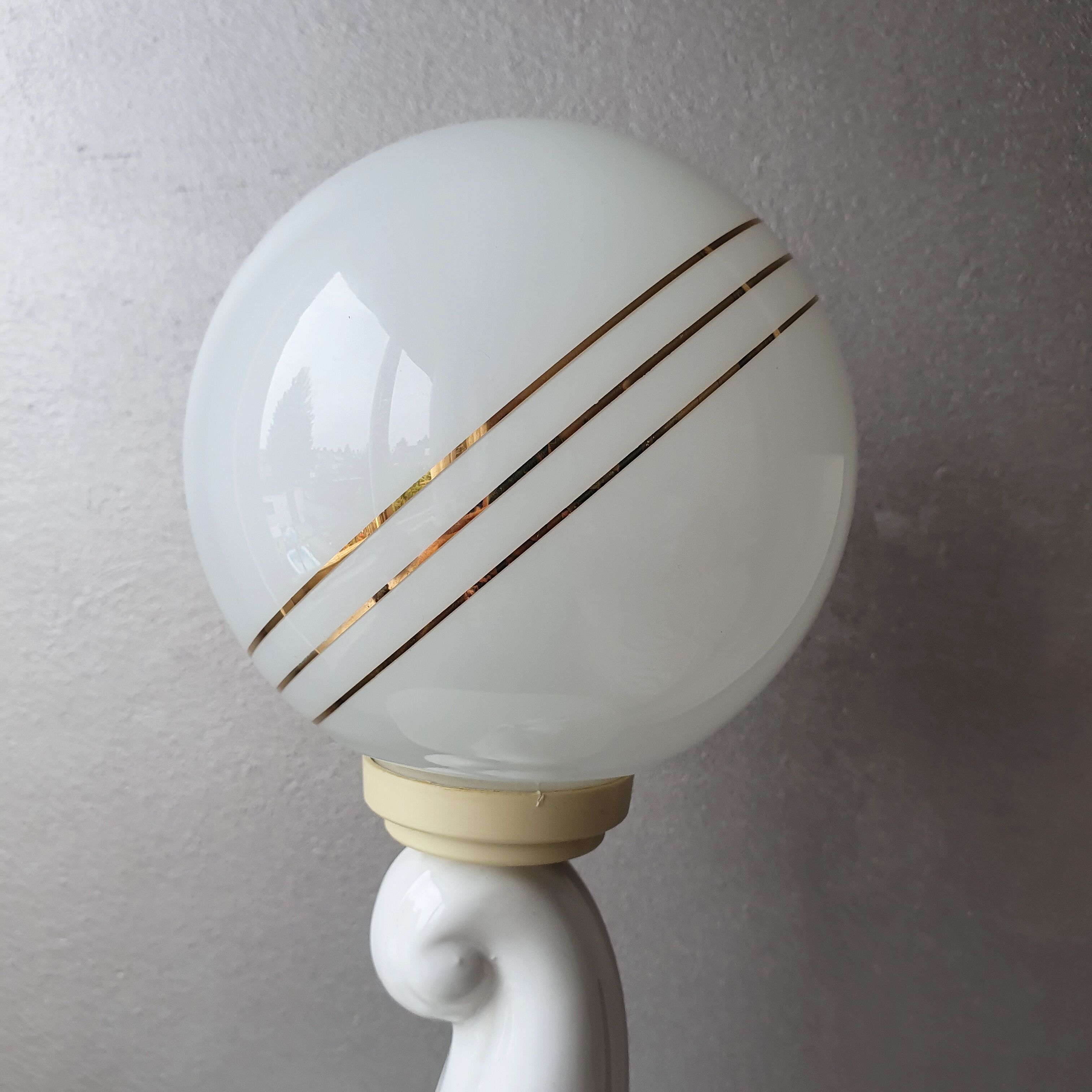 Vintage ceramic elephantlamp/table lamp with bol from the eighties
