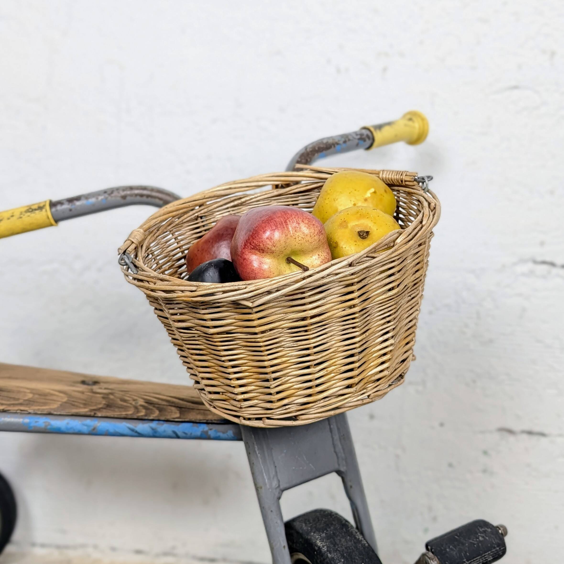 Small front bicycle basket in wicker.