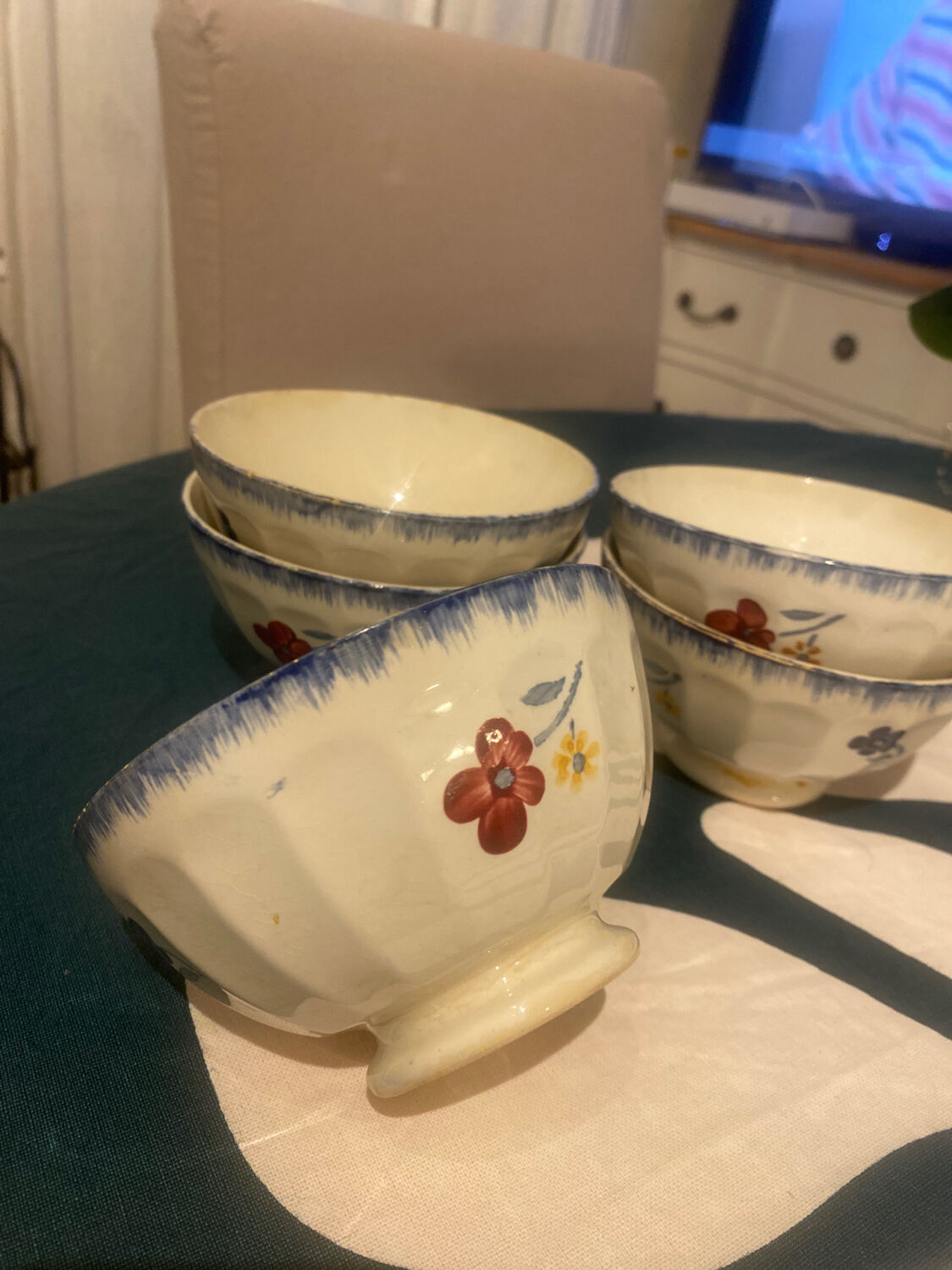 Discover a set of two mini bowls from the famous MARY LOU series.
