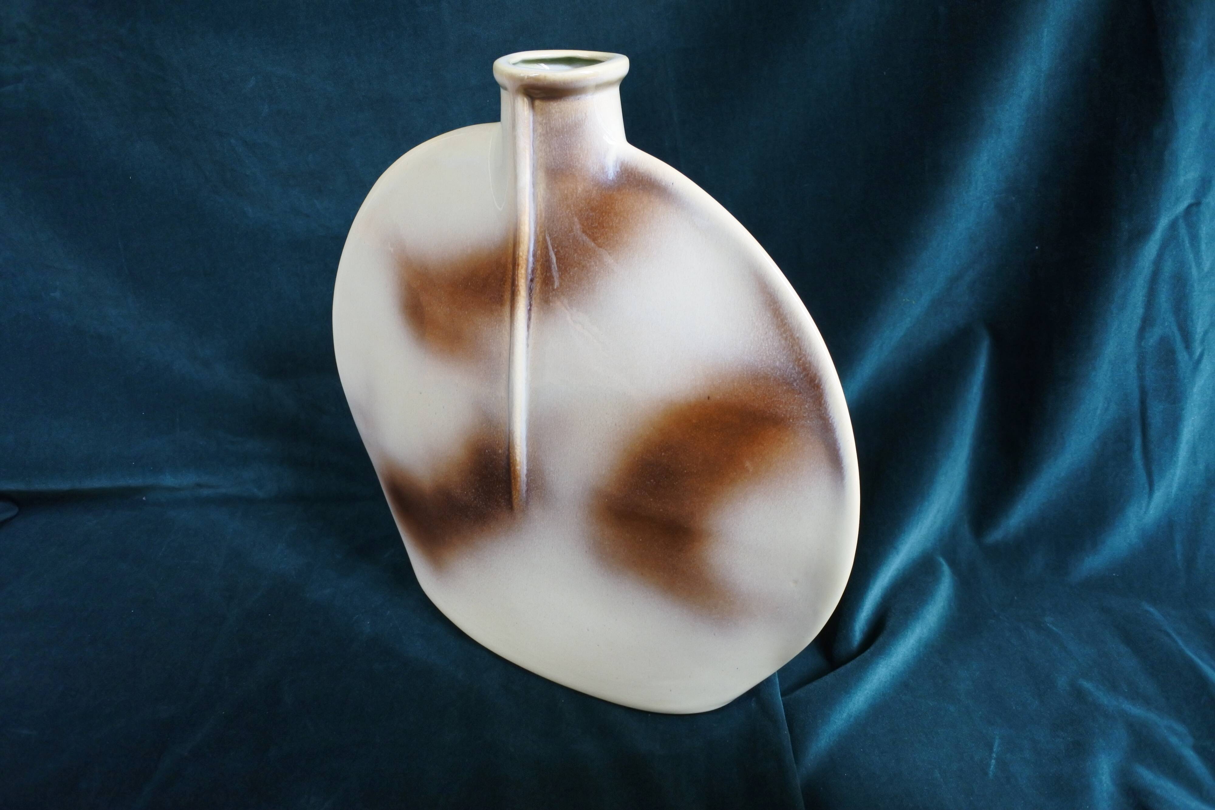 Flat vase