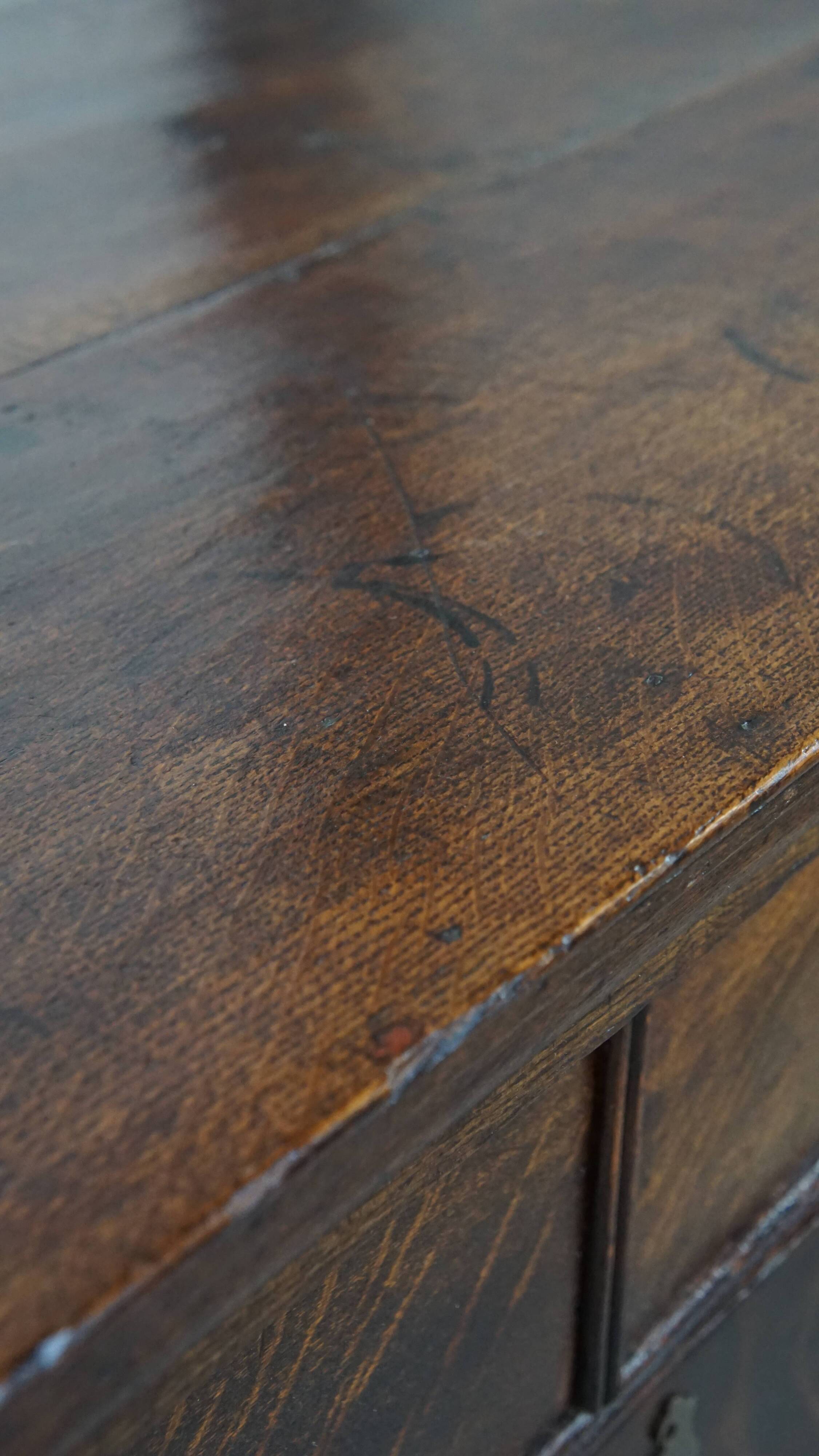 Early 18th century antique English oak chest of drawers with 5 drawers