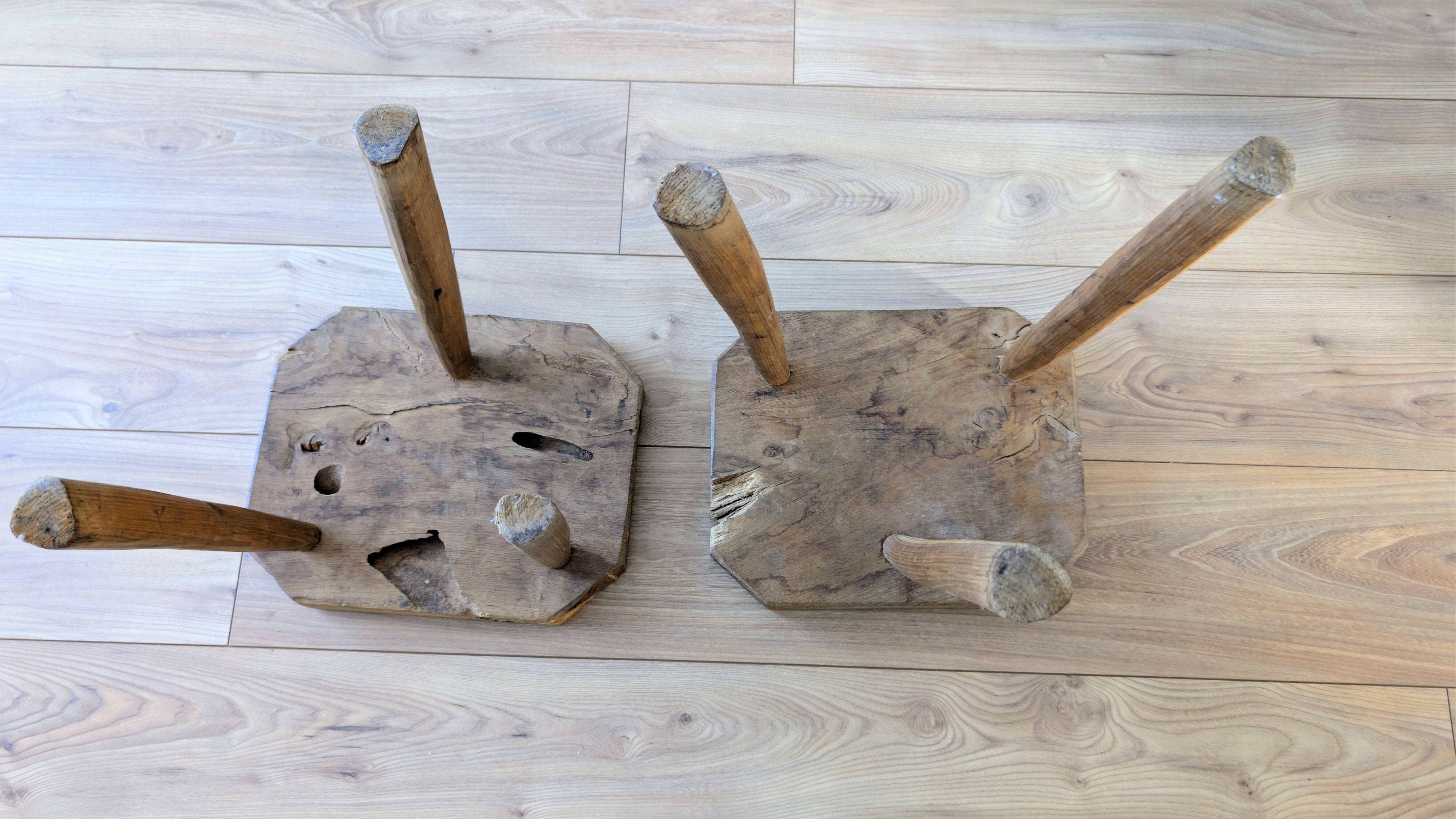 Paire de tabourets brutalistes anciens en bois massif