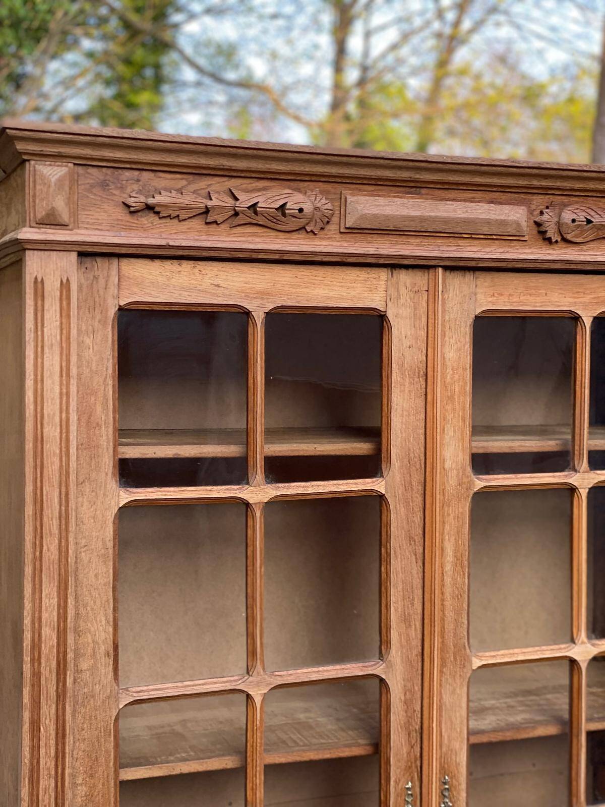 Parisian Art Deco display cabinet from 1950, renovated in raw solid oak, 101cm.