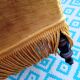 Fauteuil rapaud en velours moutarde
