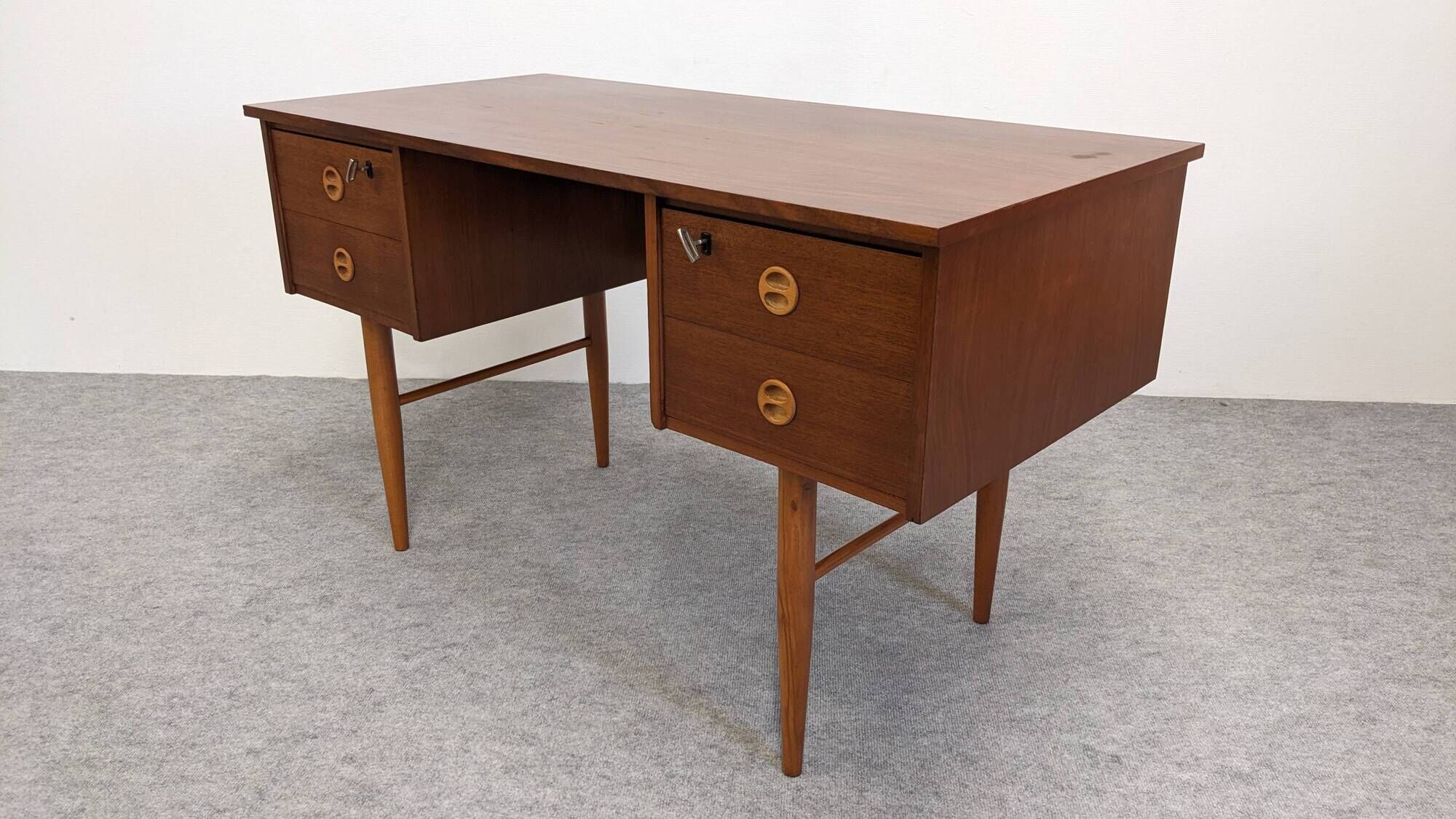 Desk and its removable shelf in Scandinavian style made of teak, RDA around 1960.