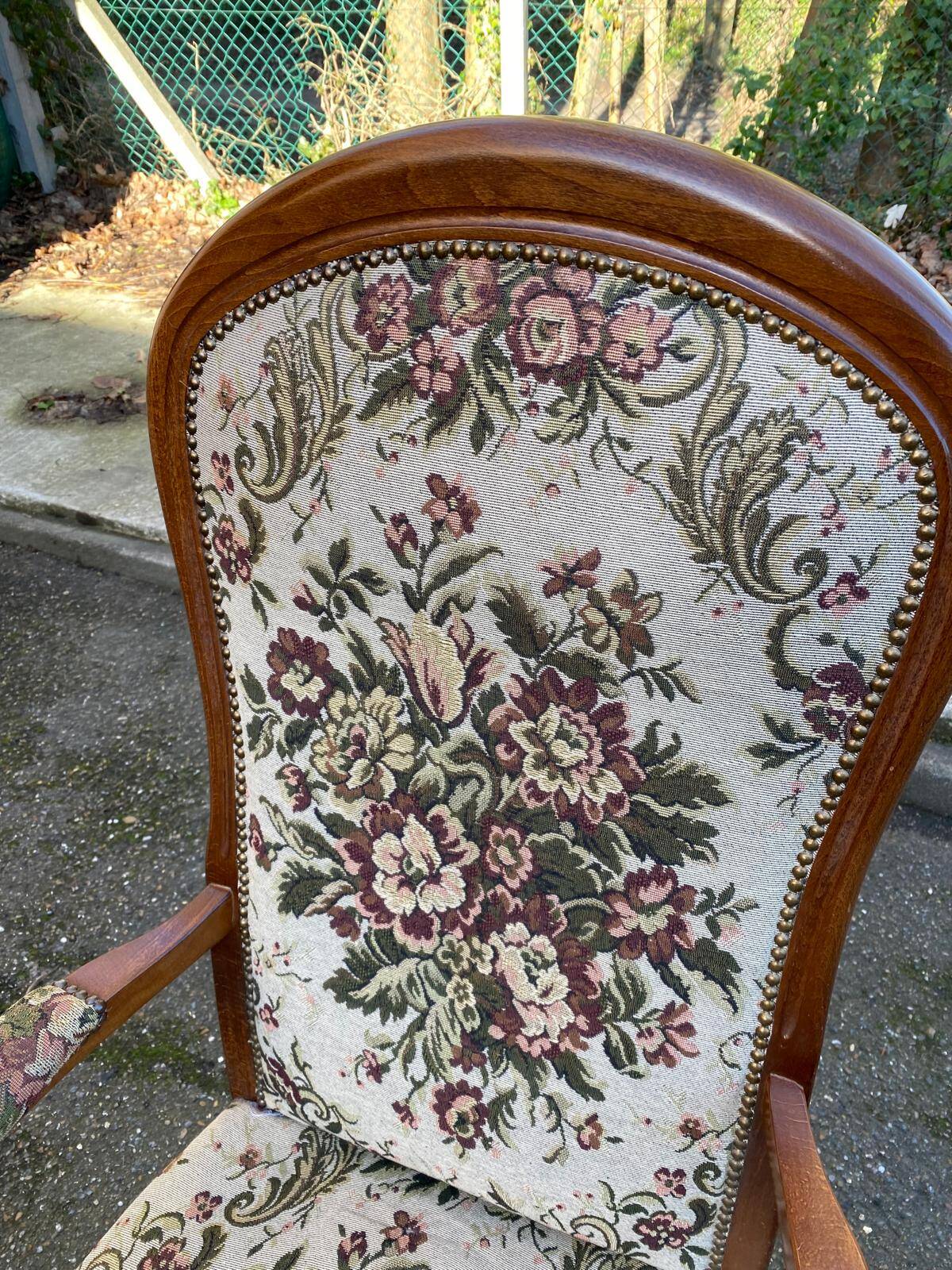 Louis XV Voltaire armchair in solid wood and floral fabric.