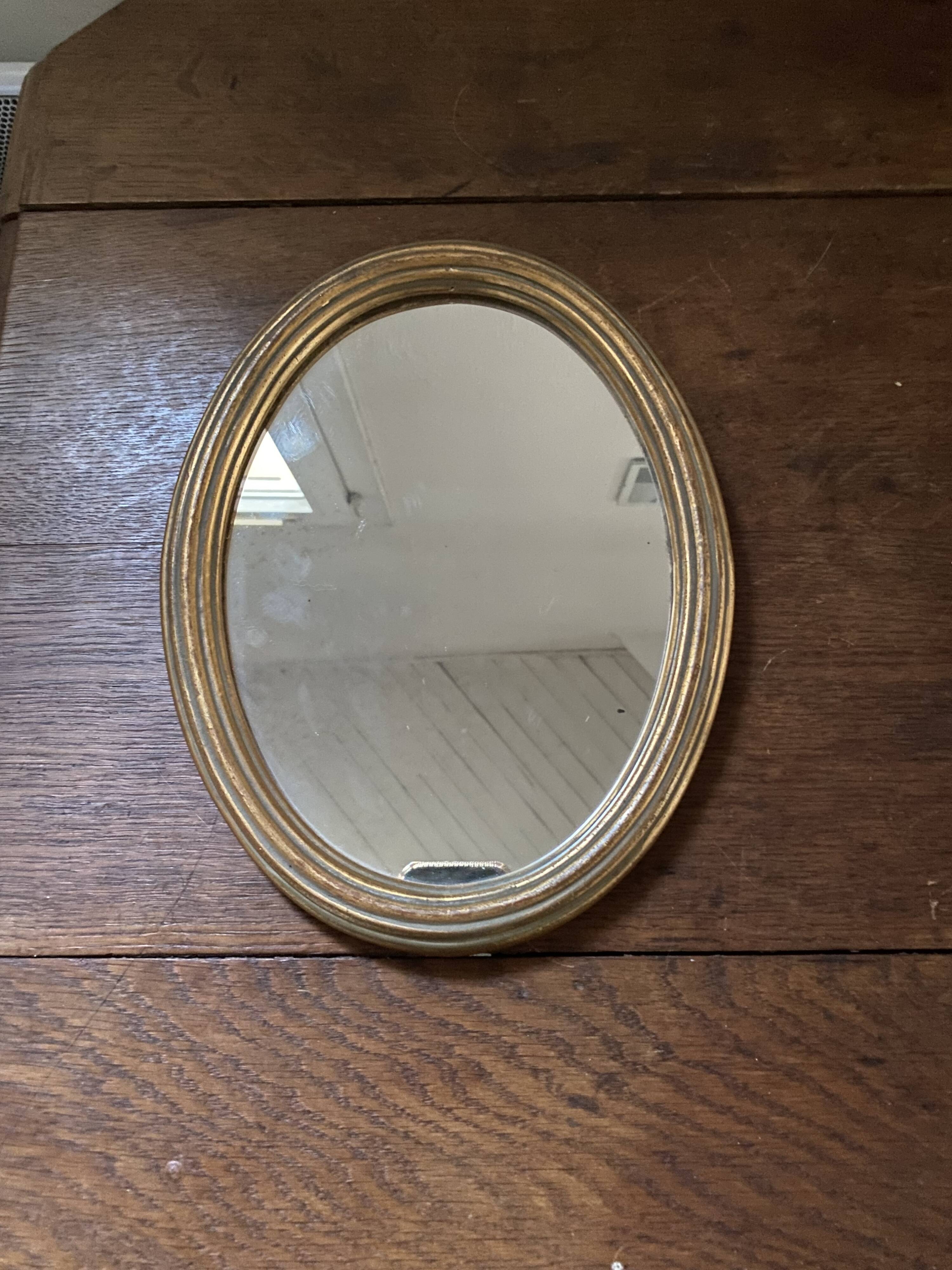 Classic oval mirror in gilded wood.