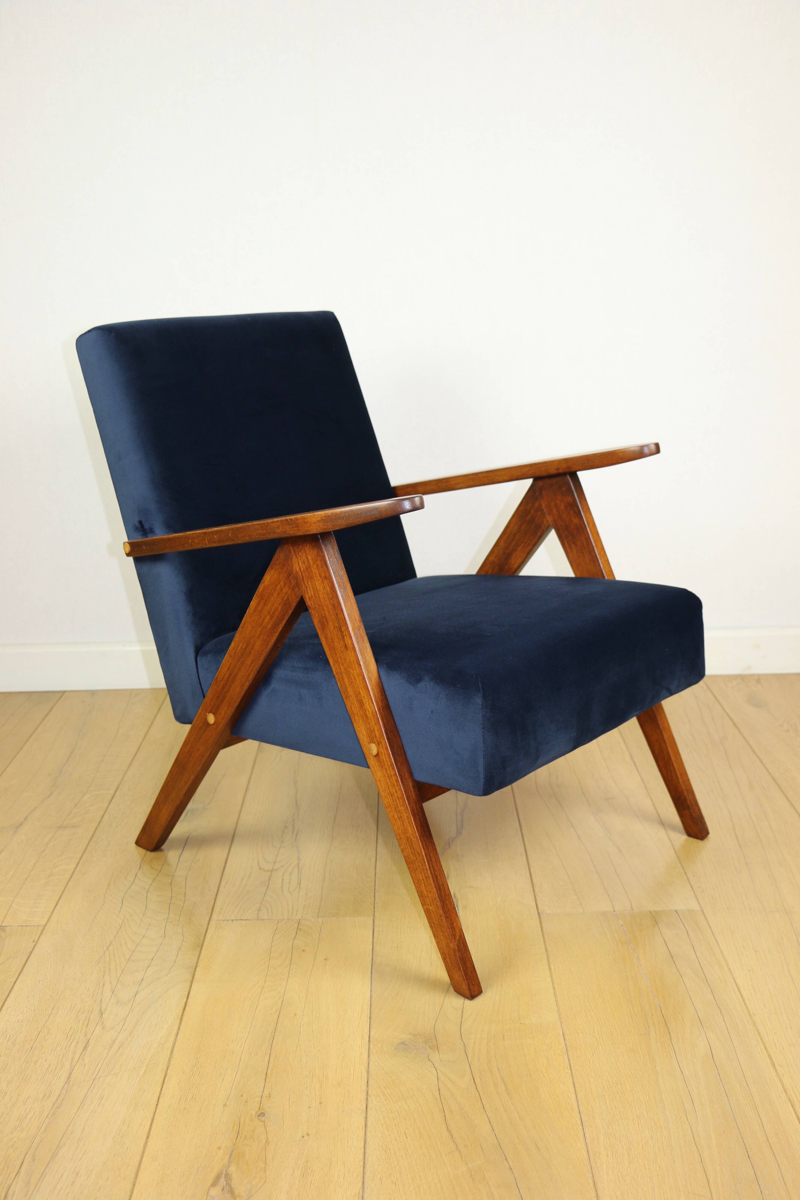 Fauteuil classique Var B-310 vintage des années 1960 en velours bleu marine - bois foncé - 2 pièces disponibles