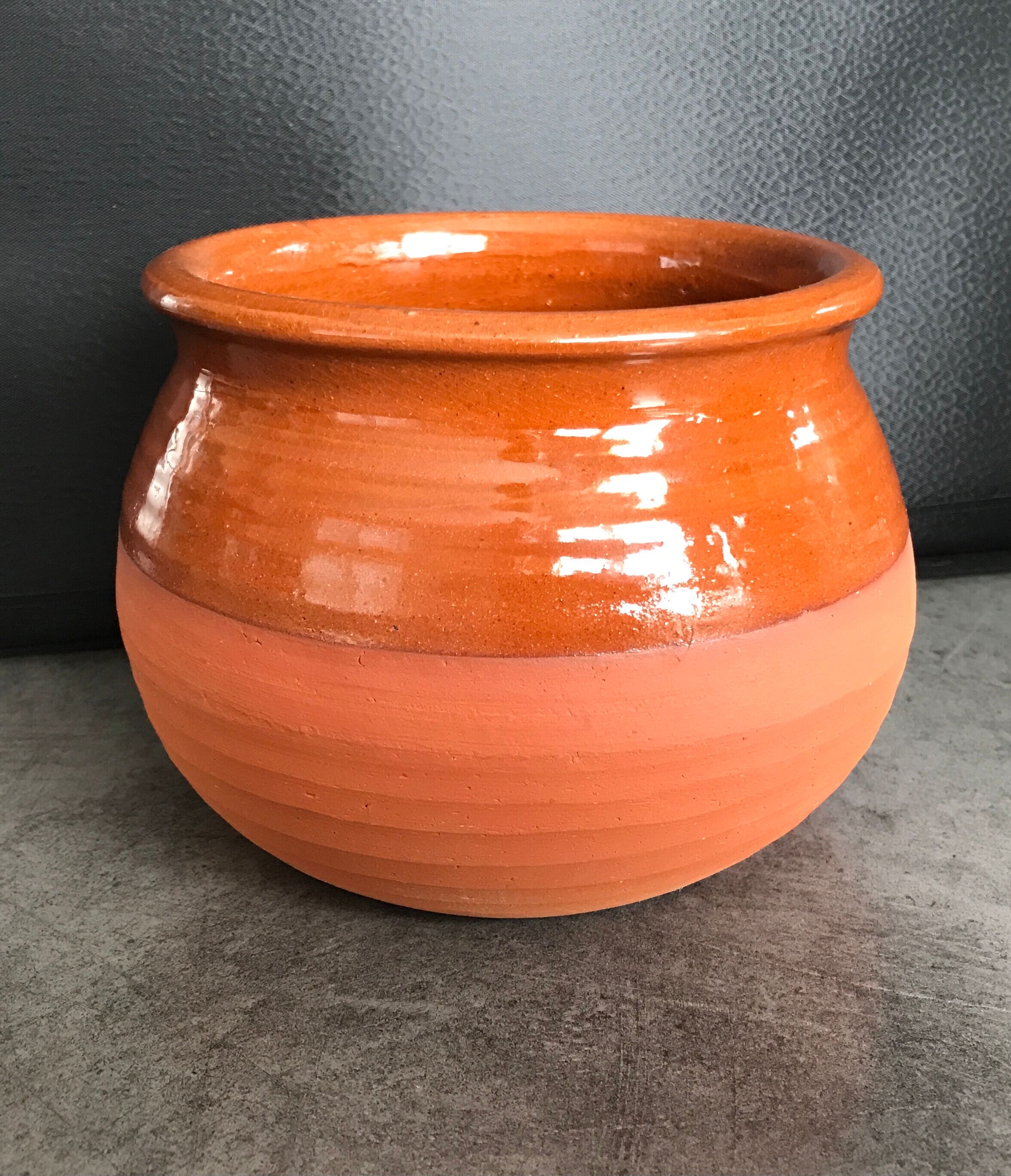 Matt and glazed round earthenware pot