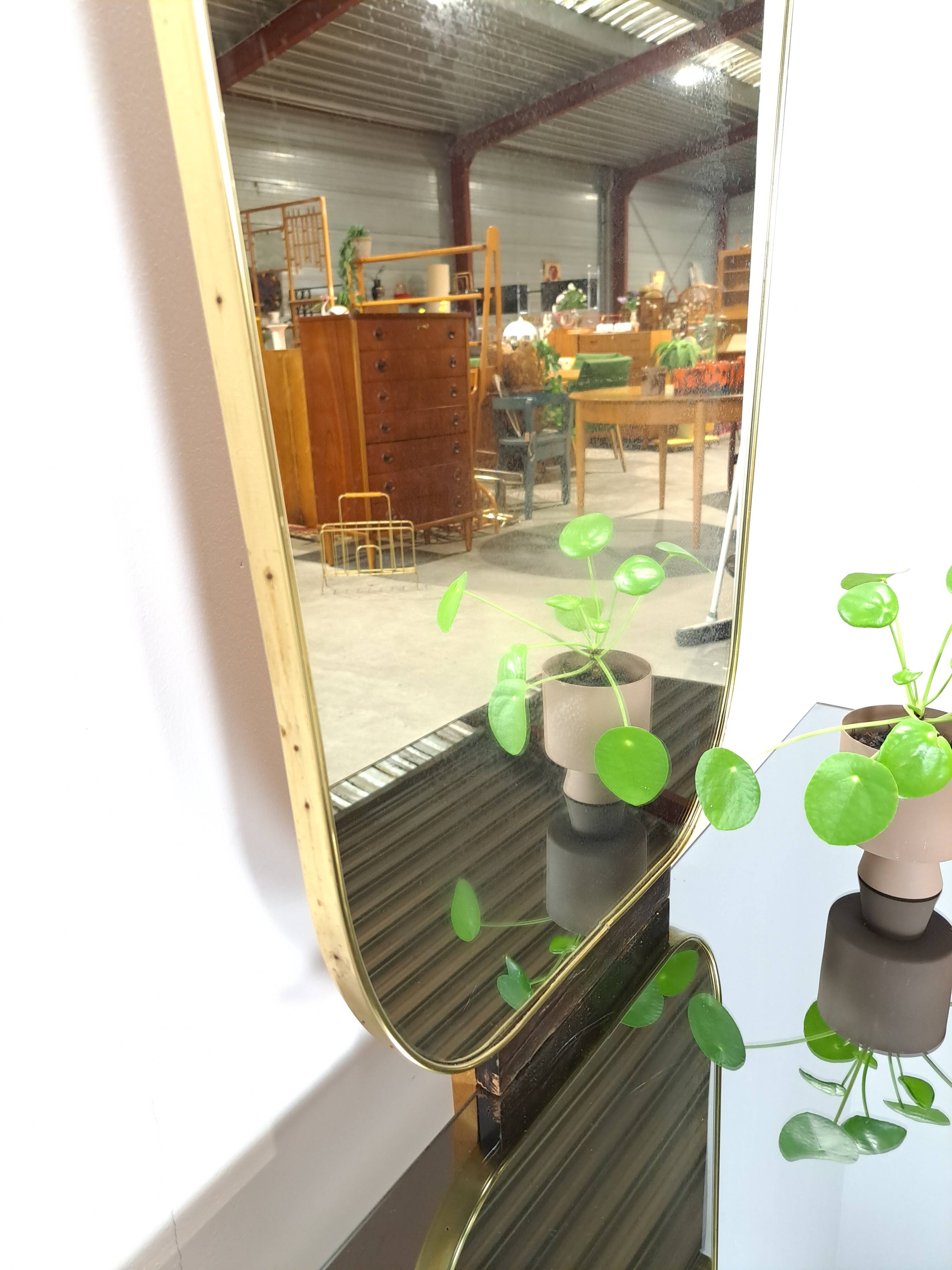 Sidetable met lades en grote spiegel met gouden rand, kaptafel