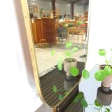 Sidetable met lades en grote spiegel met gouden rand, kaptafel