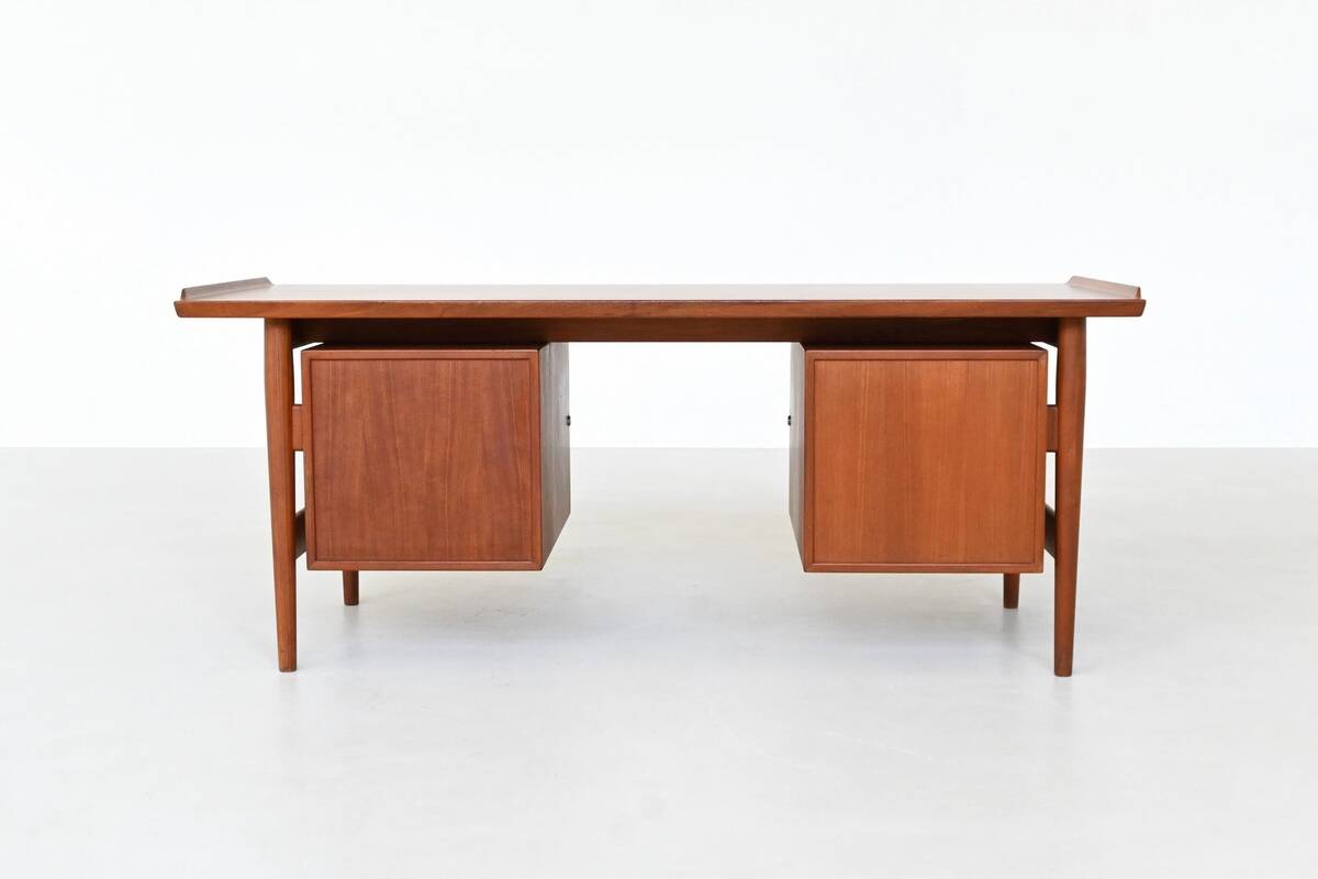 Arne Vodder writing desk model 207 in teak Sibast Denmark 1960