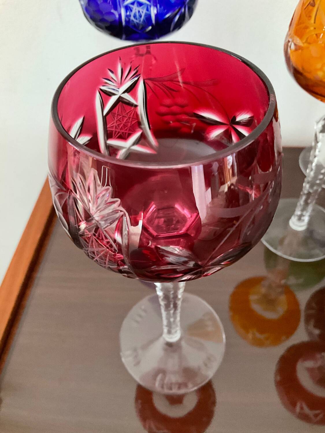 Série de 10 verres anciens multicolores en cristal ciselé