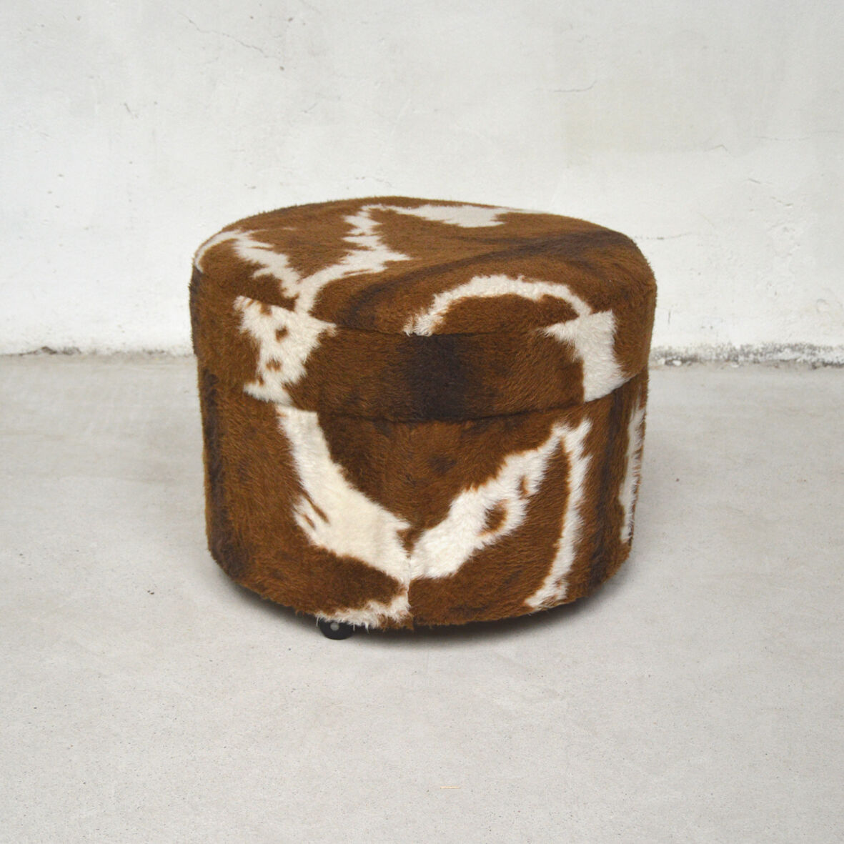 Round cow pouf