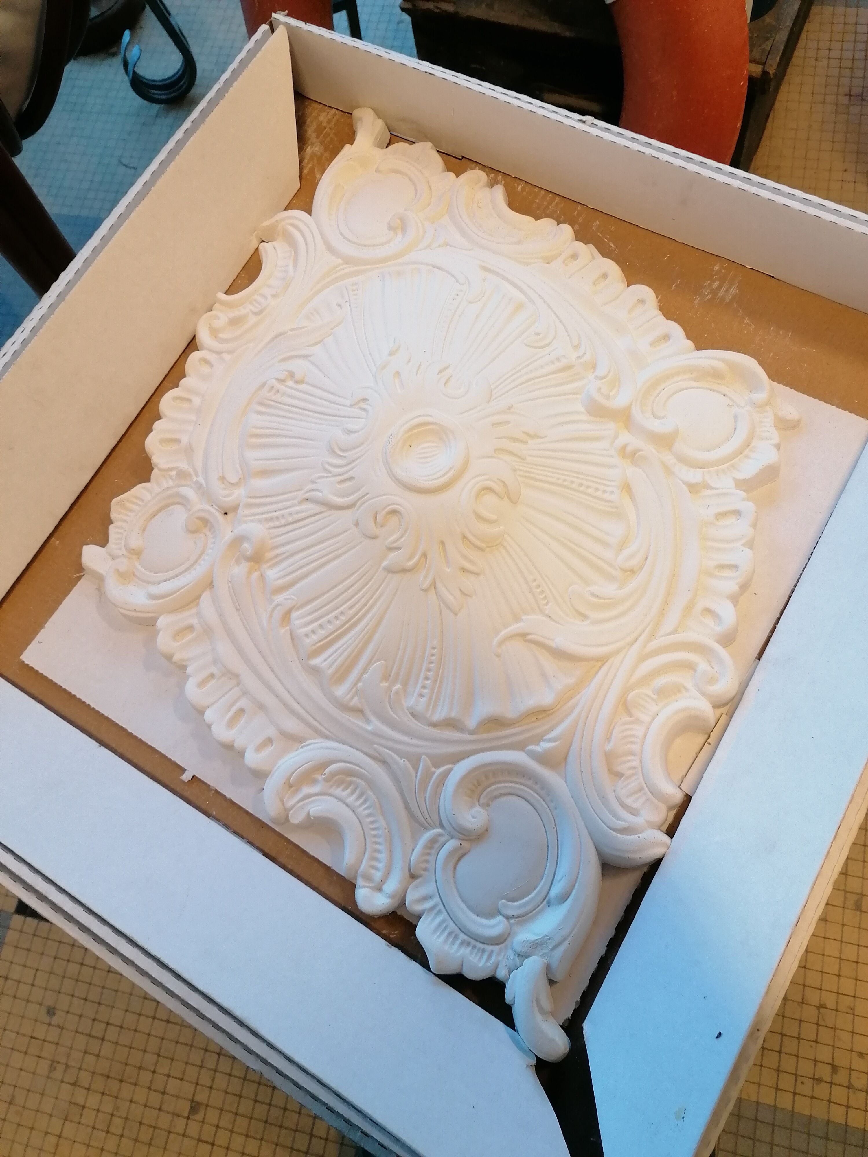 Rosace de plafond en staff
