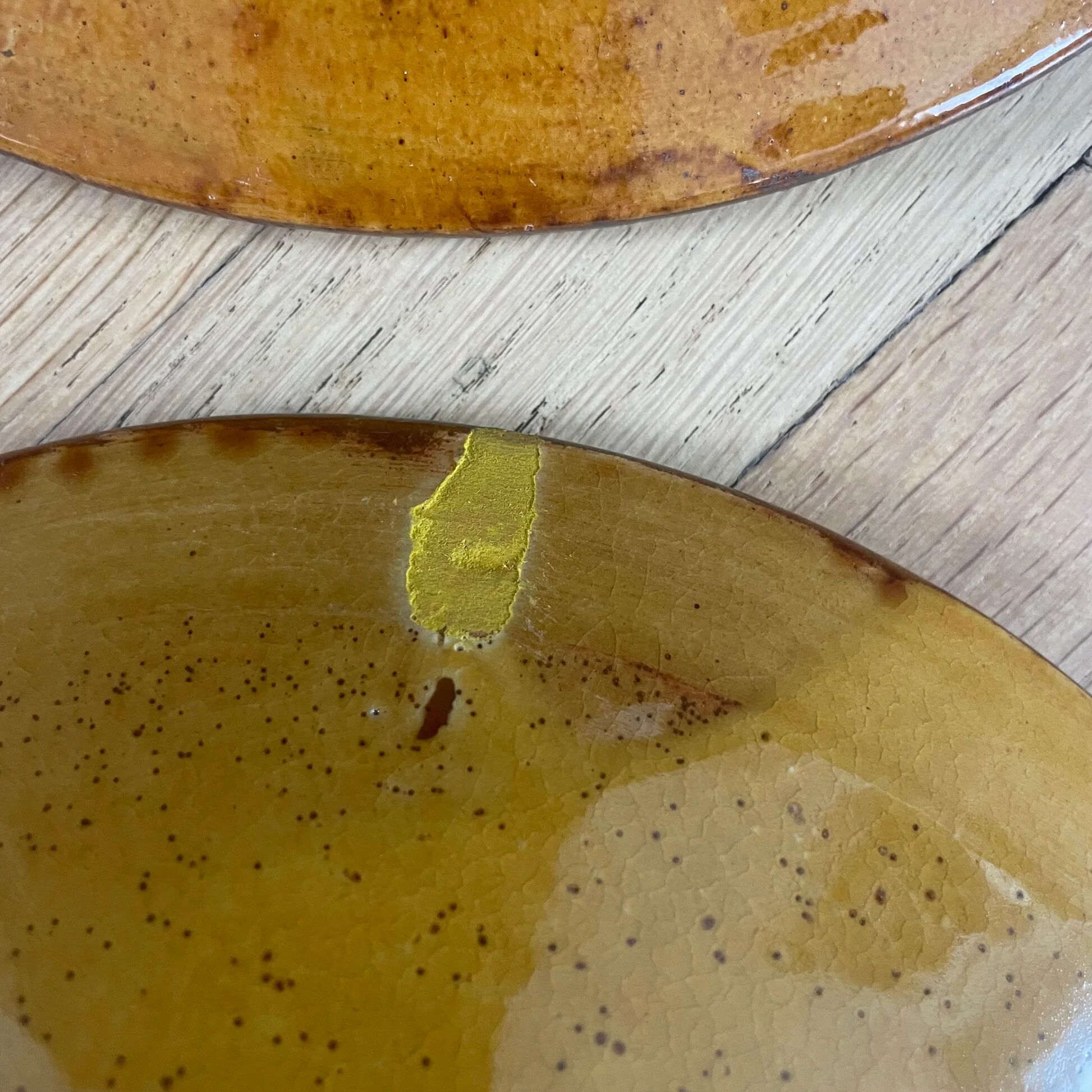 Set of 9 mustard earthenware plates.